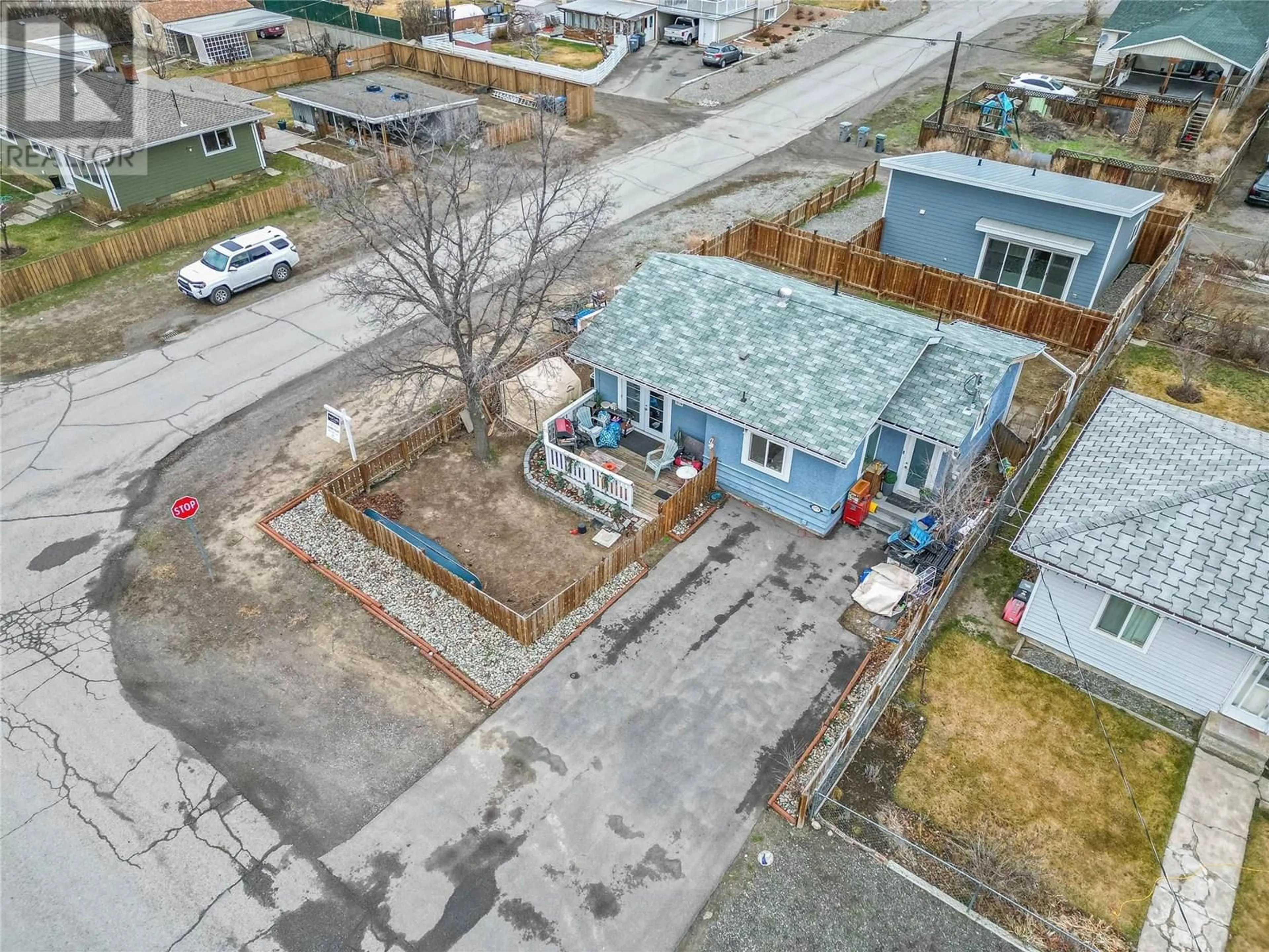 A pic from outside/outdoor area/front of a property/back of a property/a pic from drone, street for 1074 SURREY AVENUE, Kamloops British Columbia V2B1R2
