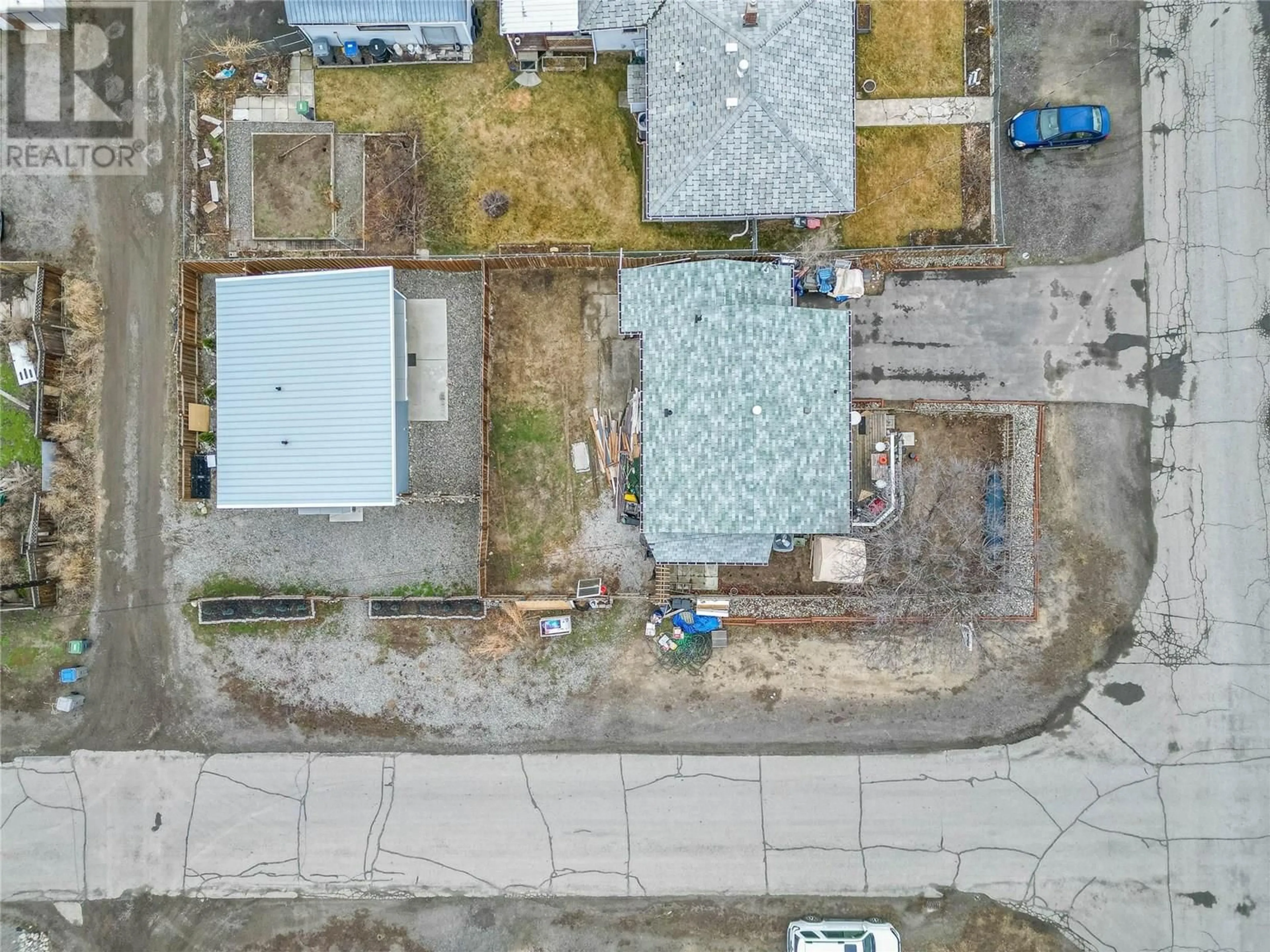 A pic from outside/outdoor area/front of a property/back of a property/a pic from drone, street for 1074 SURREY AVENUE, Kamloops British Columbia V2B1R2