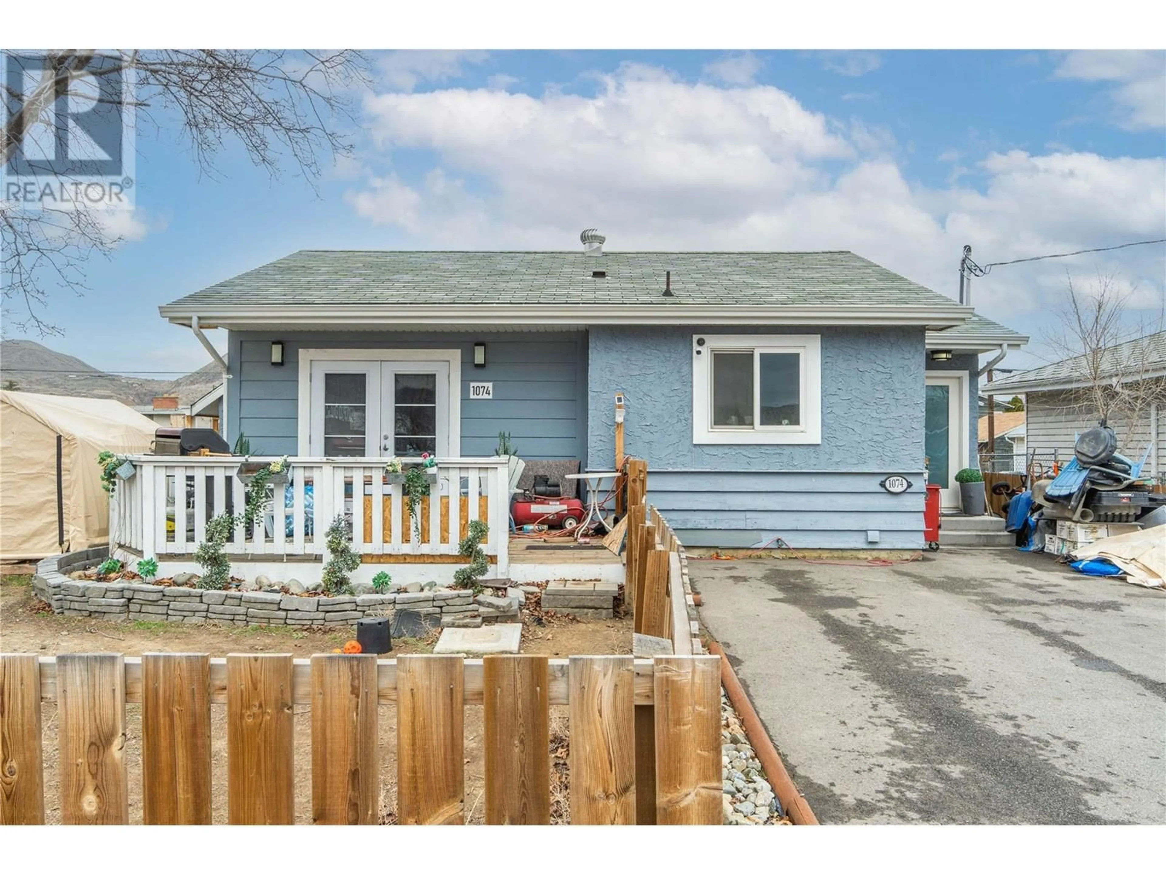 Home with vinyl exterior material, street for 1074 SURREY AVENUE, Kamloops British Columbia V2B1R2