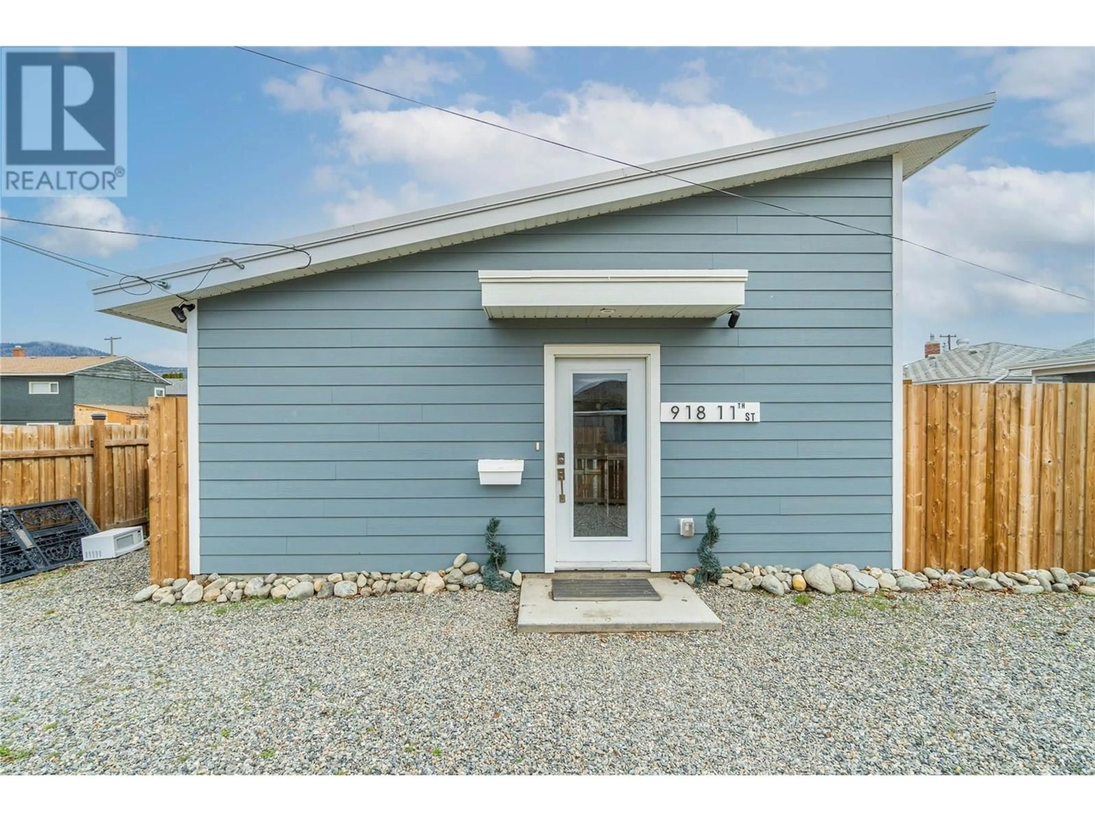 Home with vinyl exterior material, street for 1074 SURREY AVENUE, Kamloops British Columbia V2B1R2