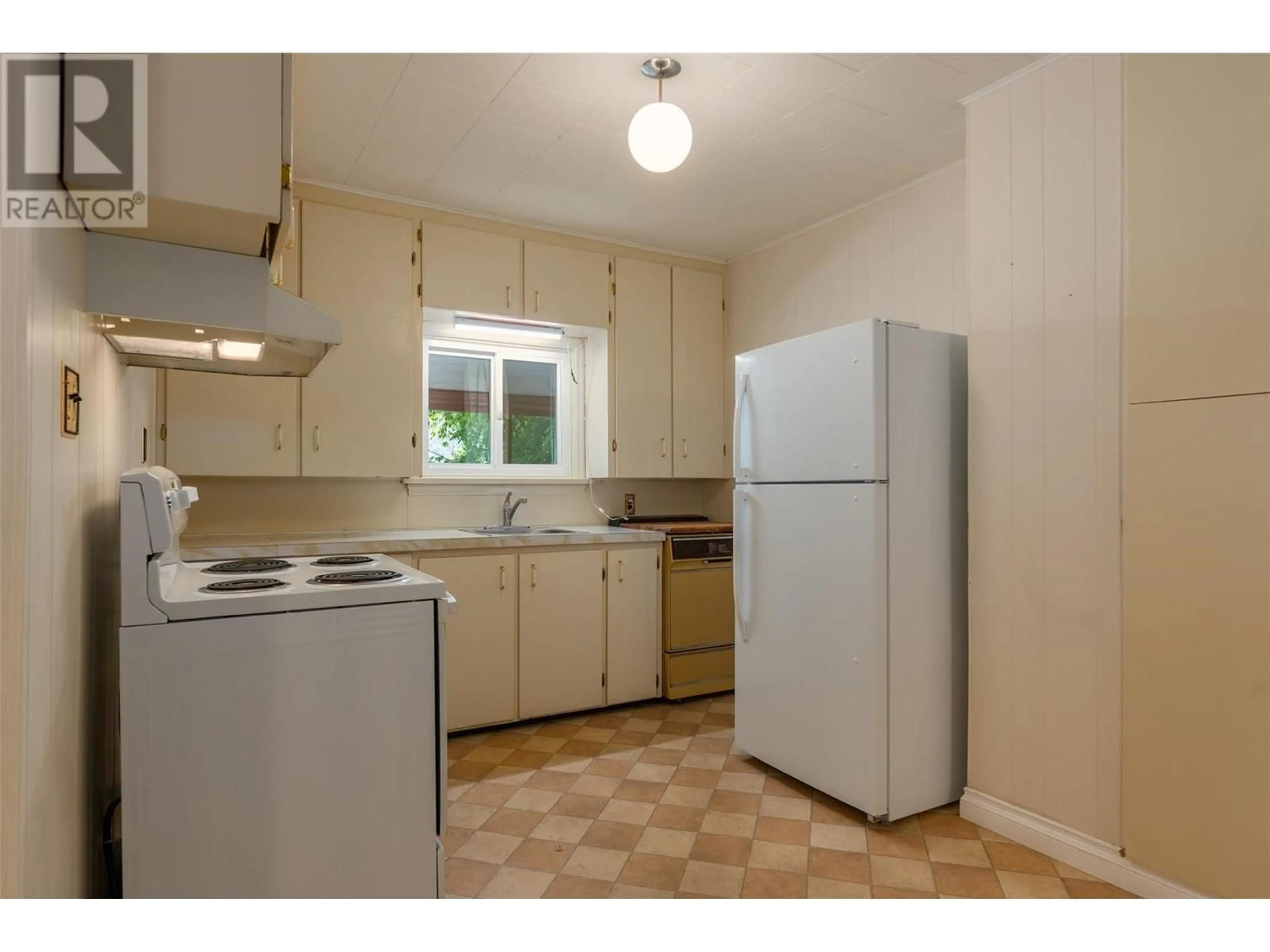 Standard kitchen, unknown for 2233 FIFTH AVENUE, Trail British Columbia V1R3E8