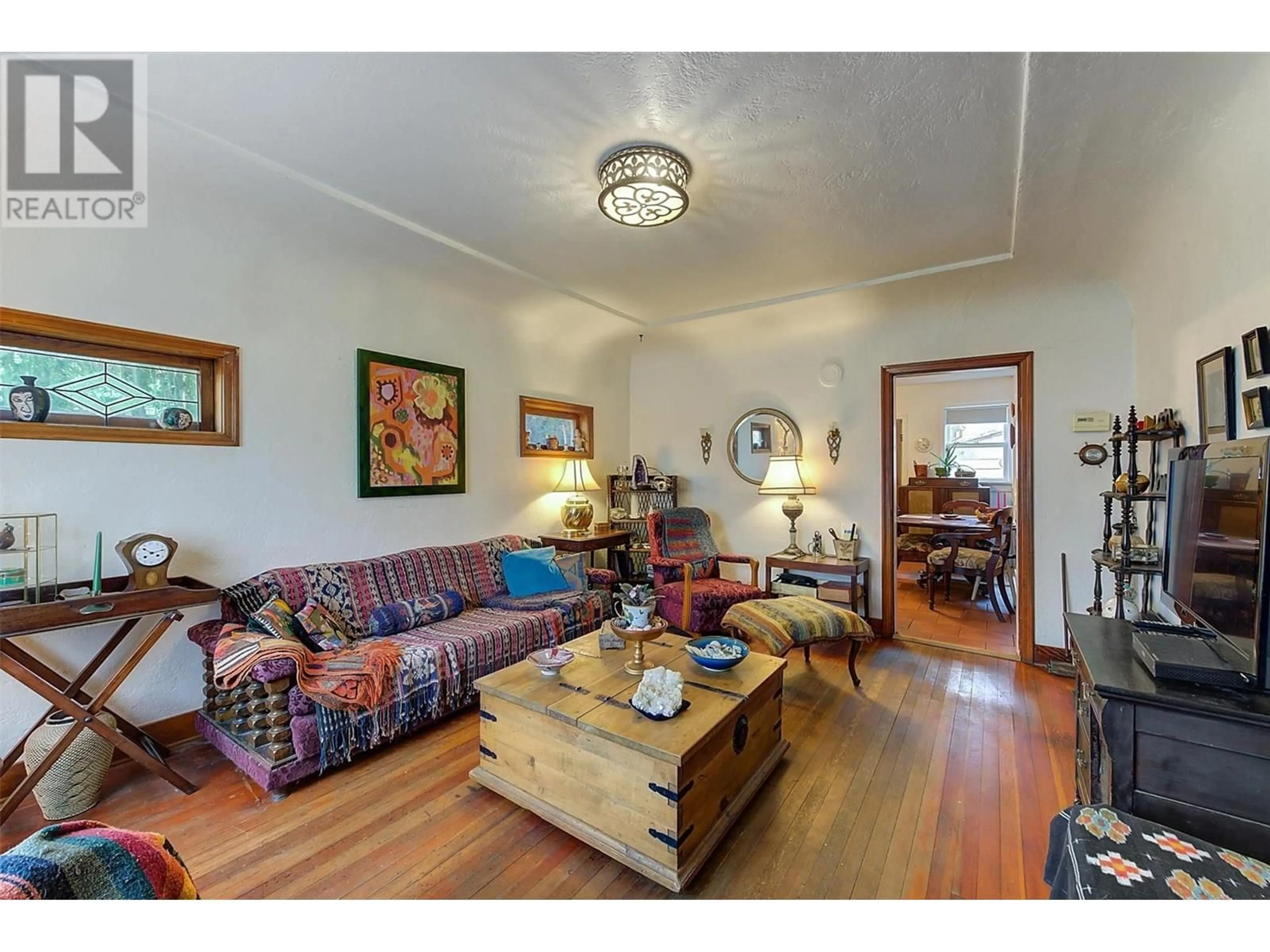 Living room with furniture, wood/laminate floor for 866 DEHART AVENUE, Kelowna British Columbia V1X7R8