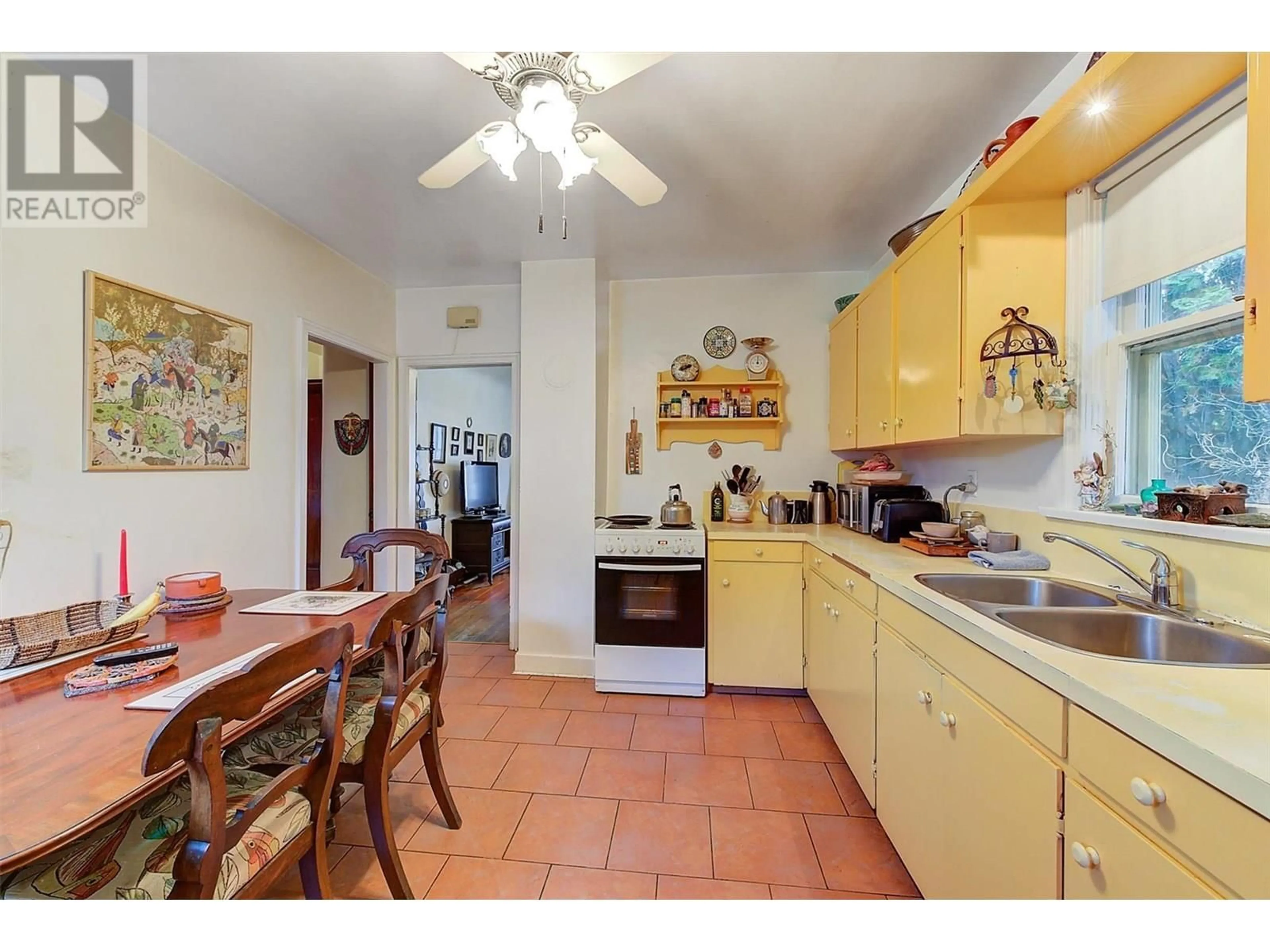 Standard kitchen, ceramic/tile floor for 866 DEHART AVENUE, Kelowna British Columbia V1X7R8