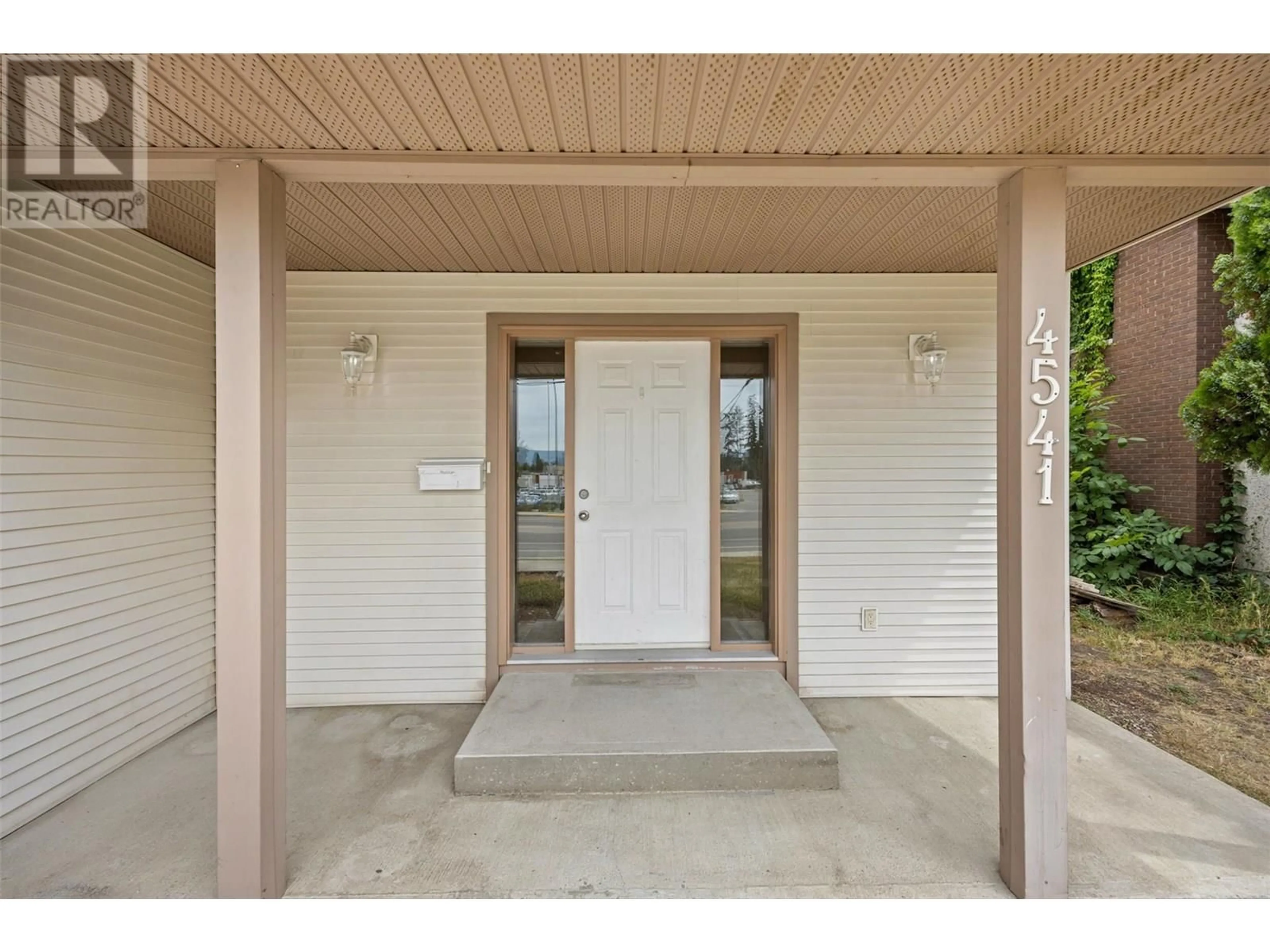 Indoor entryway for 4541 GORDON DRIVE, Kelowna British Columbia V1W1T3