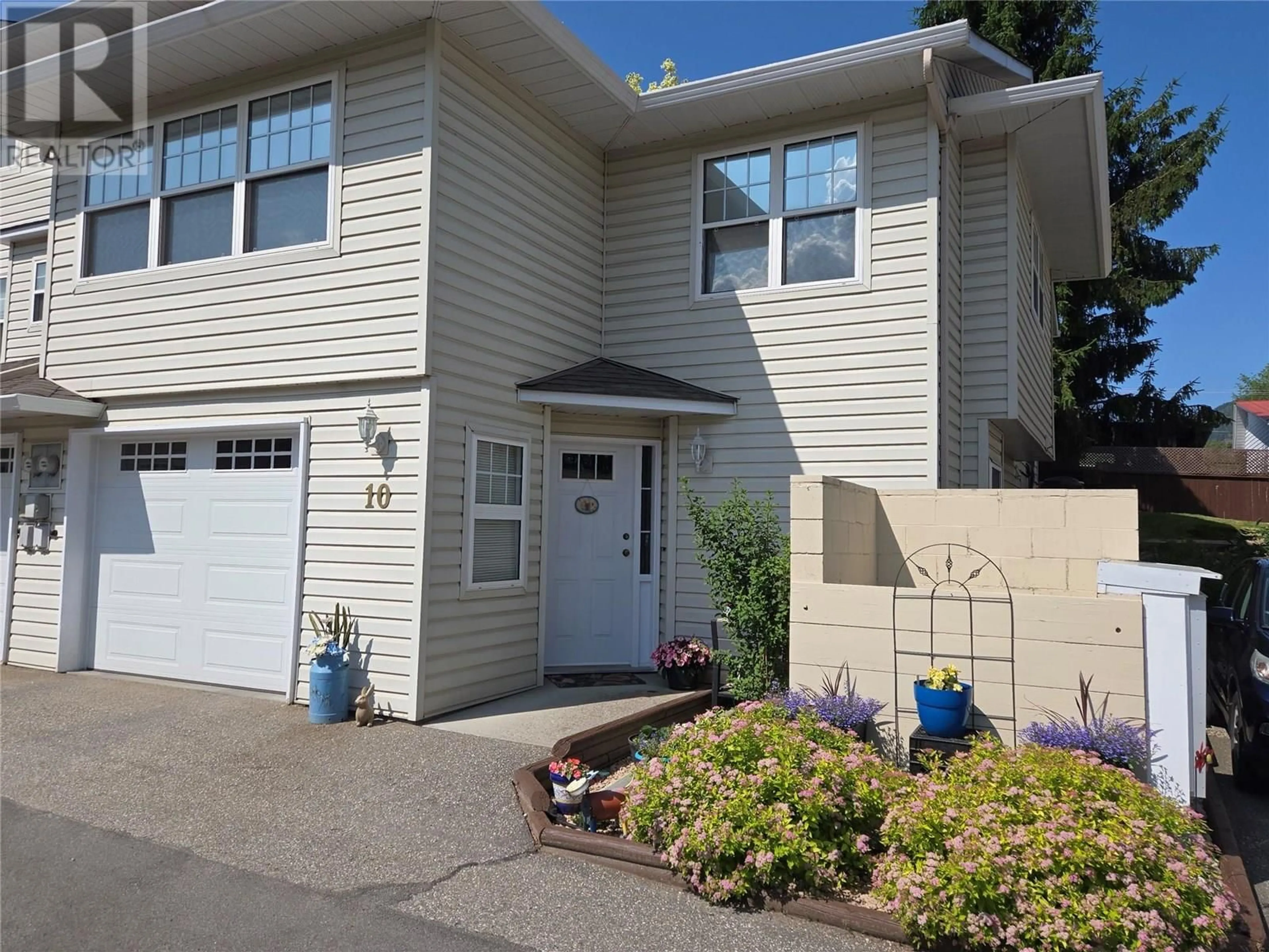 Home with vinyl exterior material, street for 10 - 3485 ROSEDALE AVENUE, Armstrong British Columbia V0E1B2