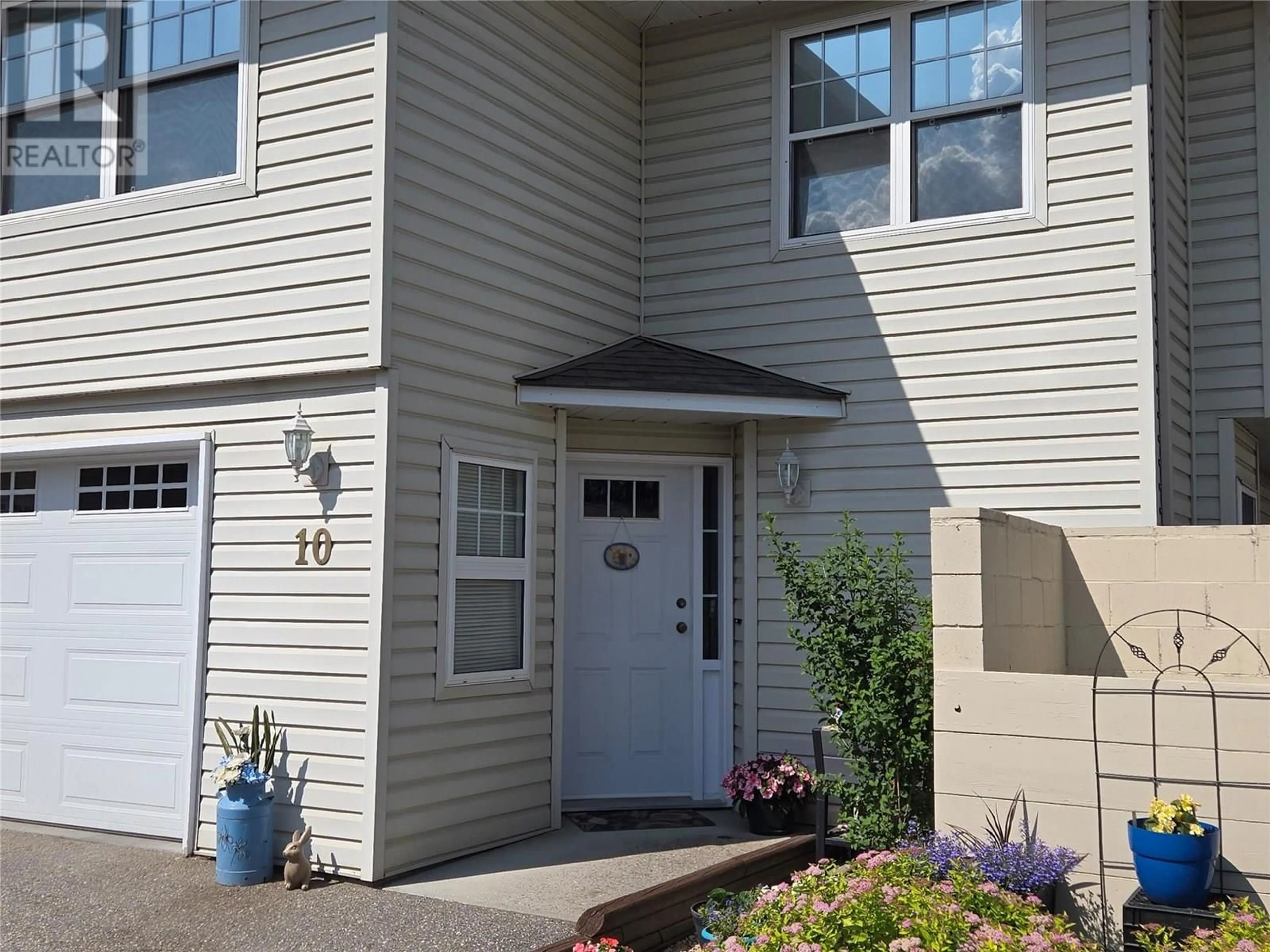 Home with vinyl exterior material, street for 10 - 3485 ROSEDALE AVENUE, Armstrong British Columbia V0E1B2
