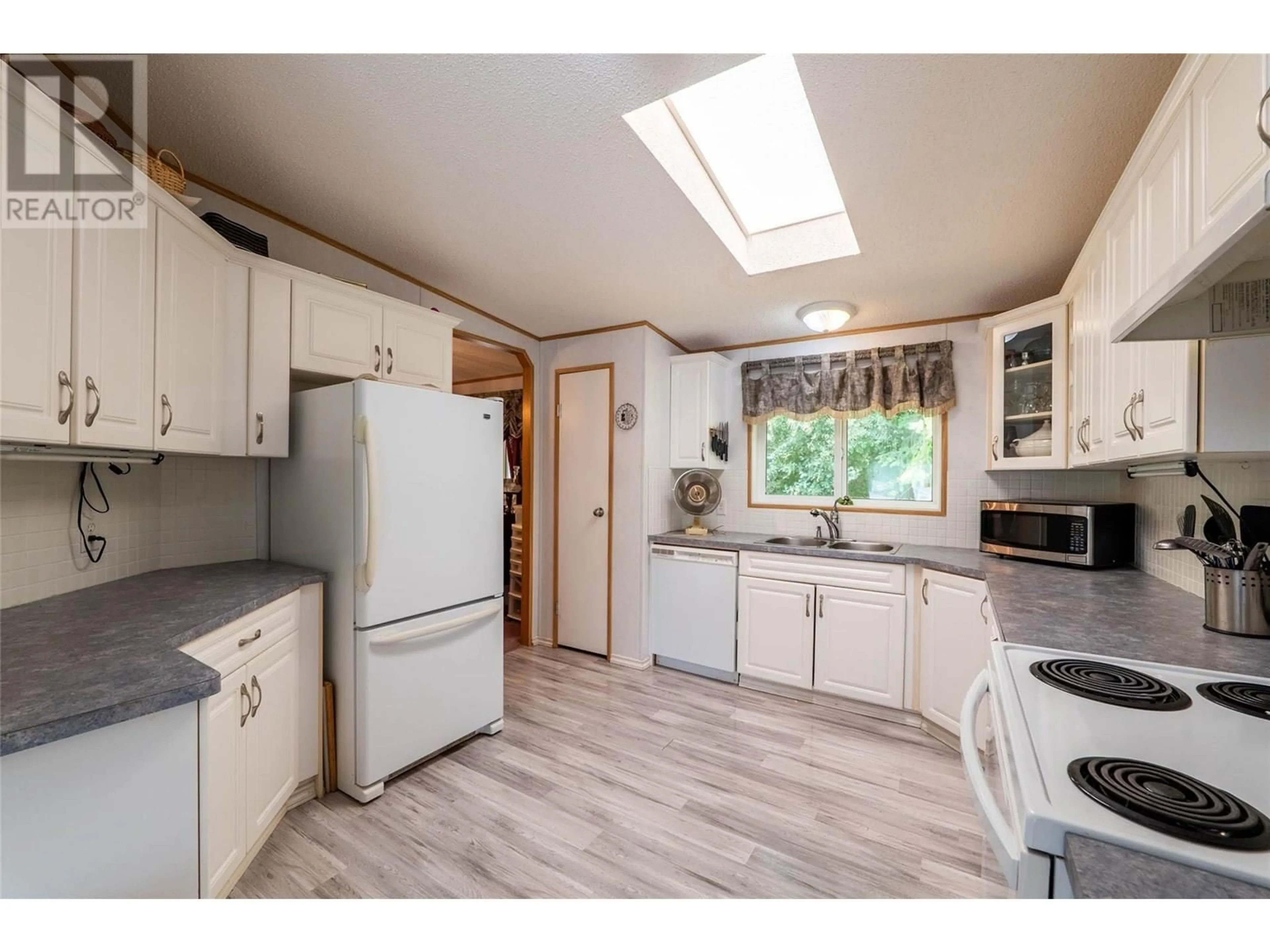 Standard kitchen, unknown for 46 - 7126 3A HIGHWAY, Nelson British Columbia V1L6S4