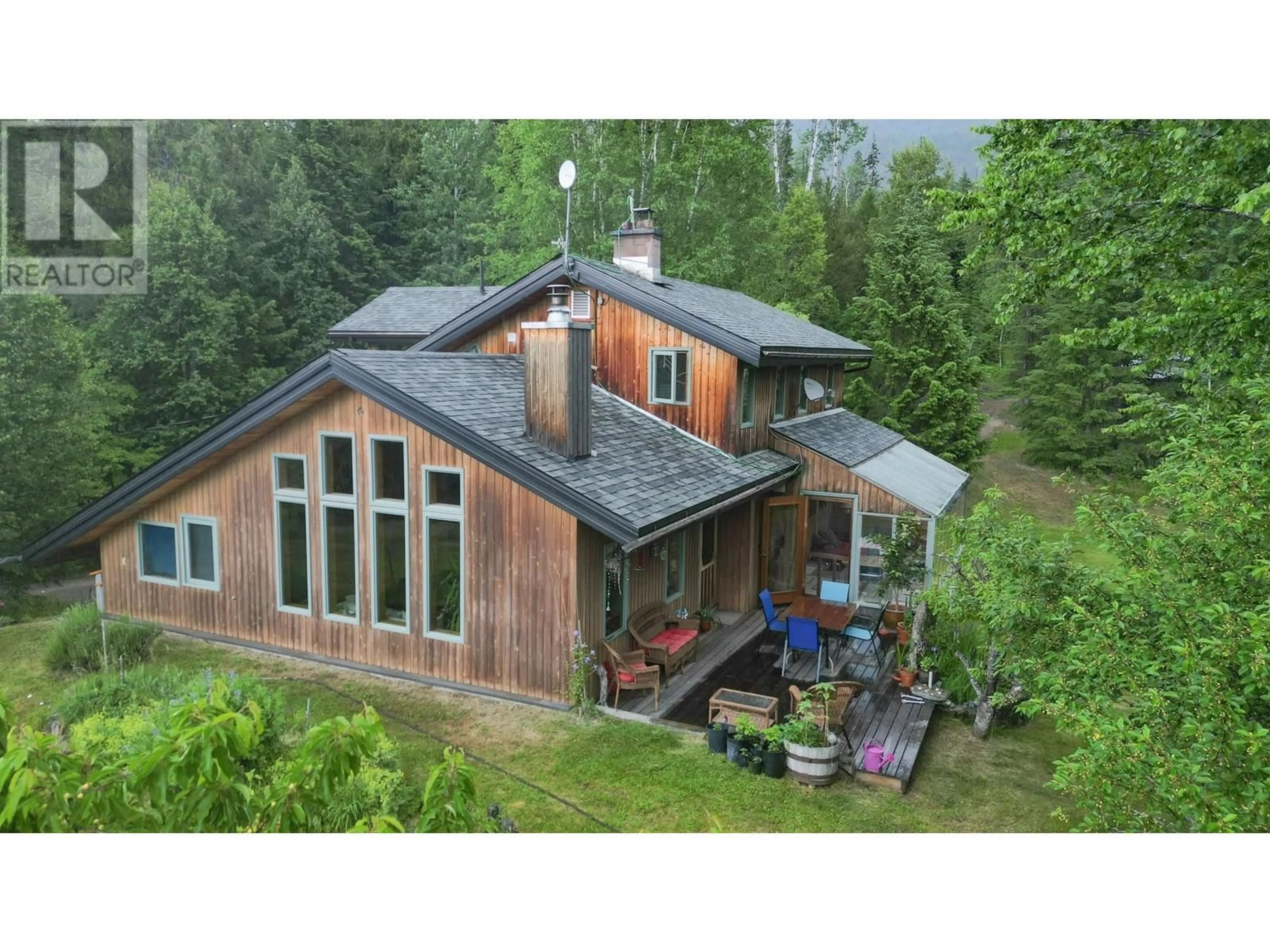 A pic from outside/outdoor area/front of a property/back of a property/a pic from drone, unknown for 912 RIONDEL ROAD, Riondel British Columbia V0B2B0
