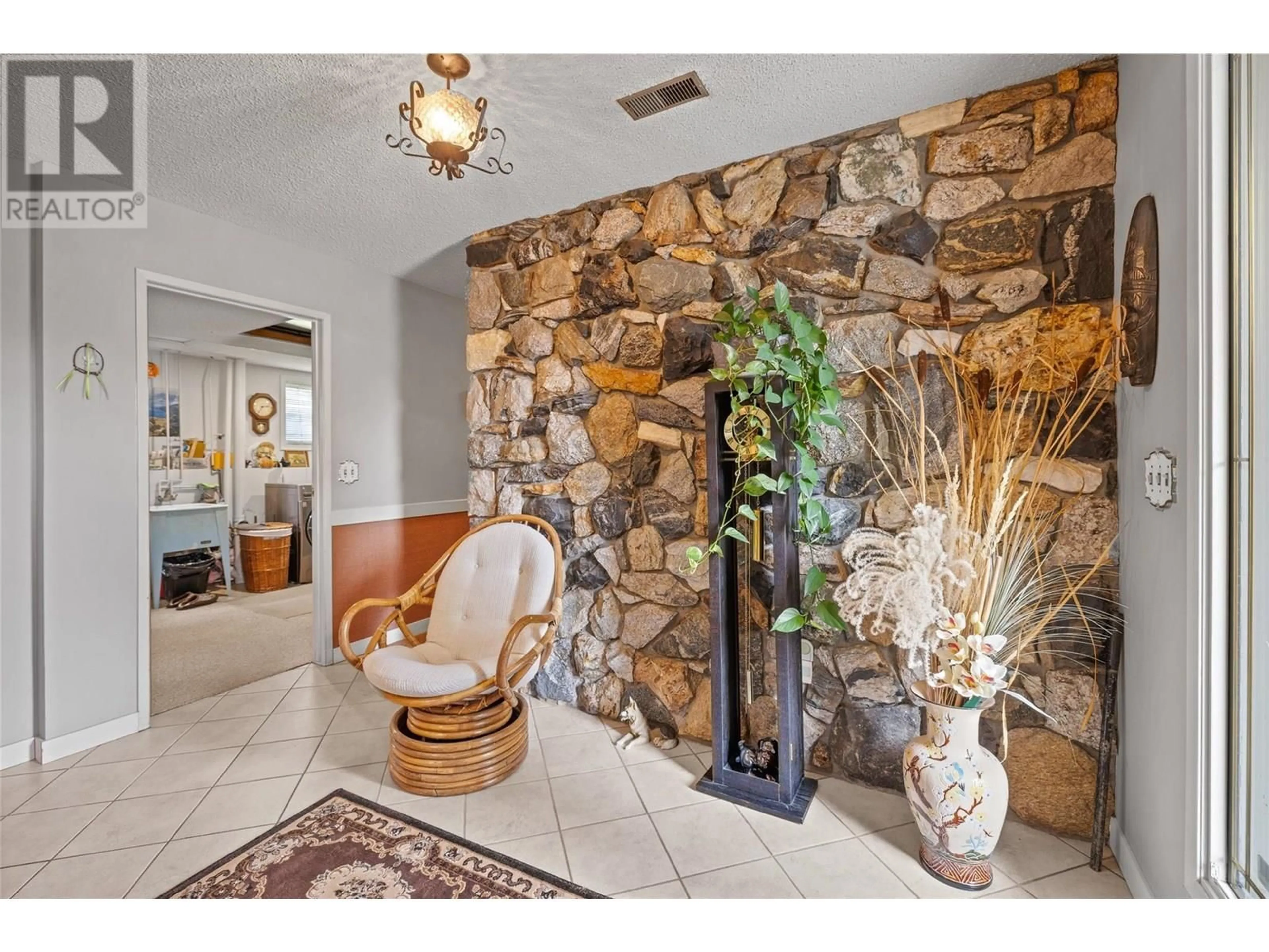 Indoor entryway for 2430 CRESTVIEW ROAD, West Kelowna British Columbia V1Z1Z1