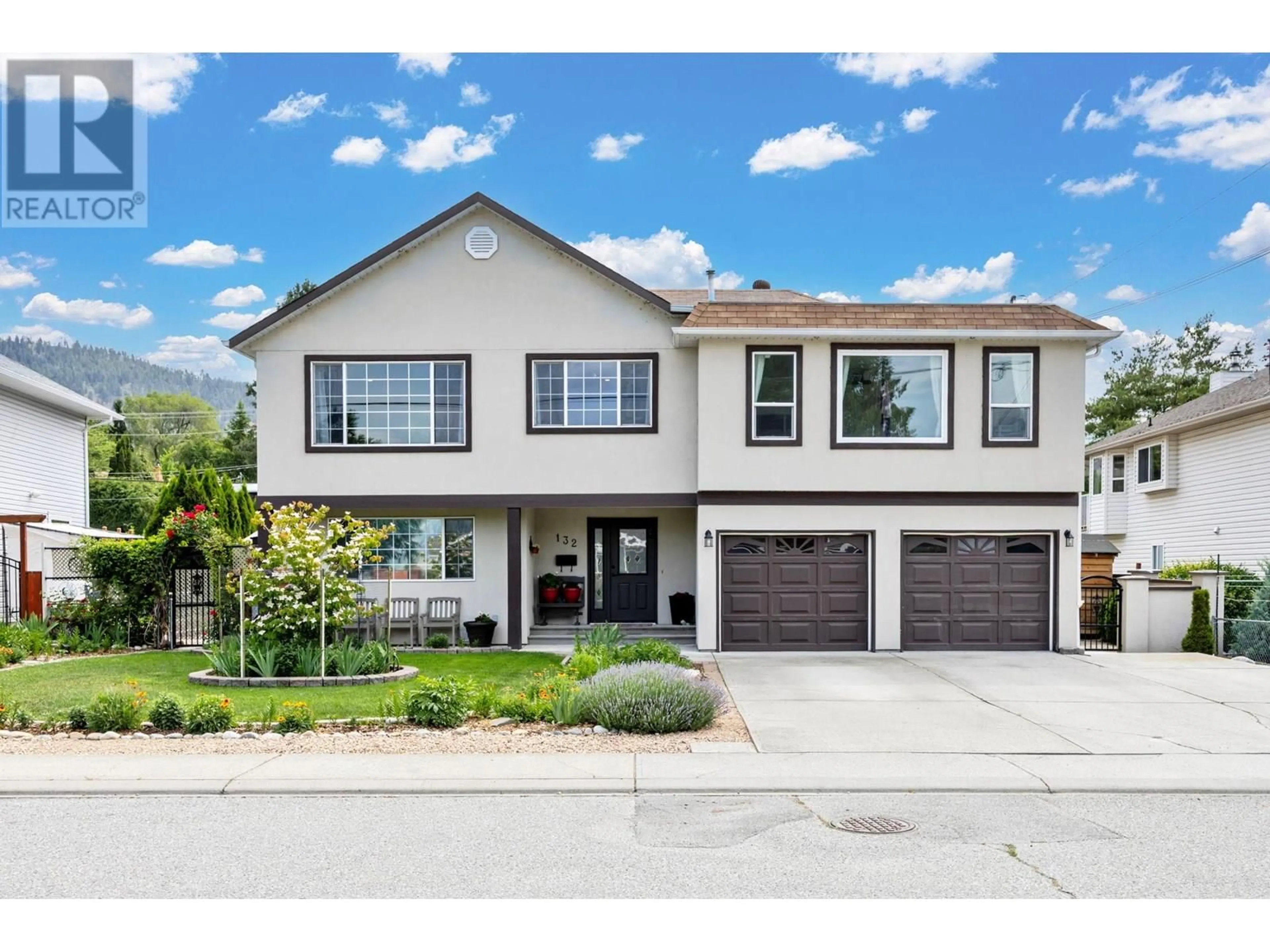 Home with vinyl exterior material, street for 132 VANCOUVER PLACE, Penticton British Columbia V2A1A7
