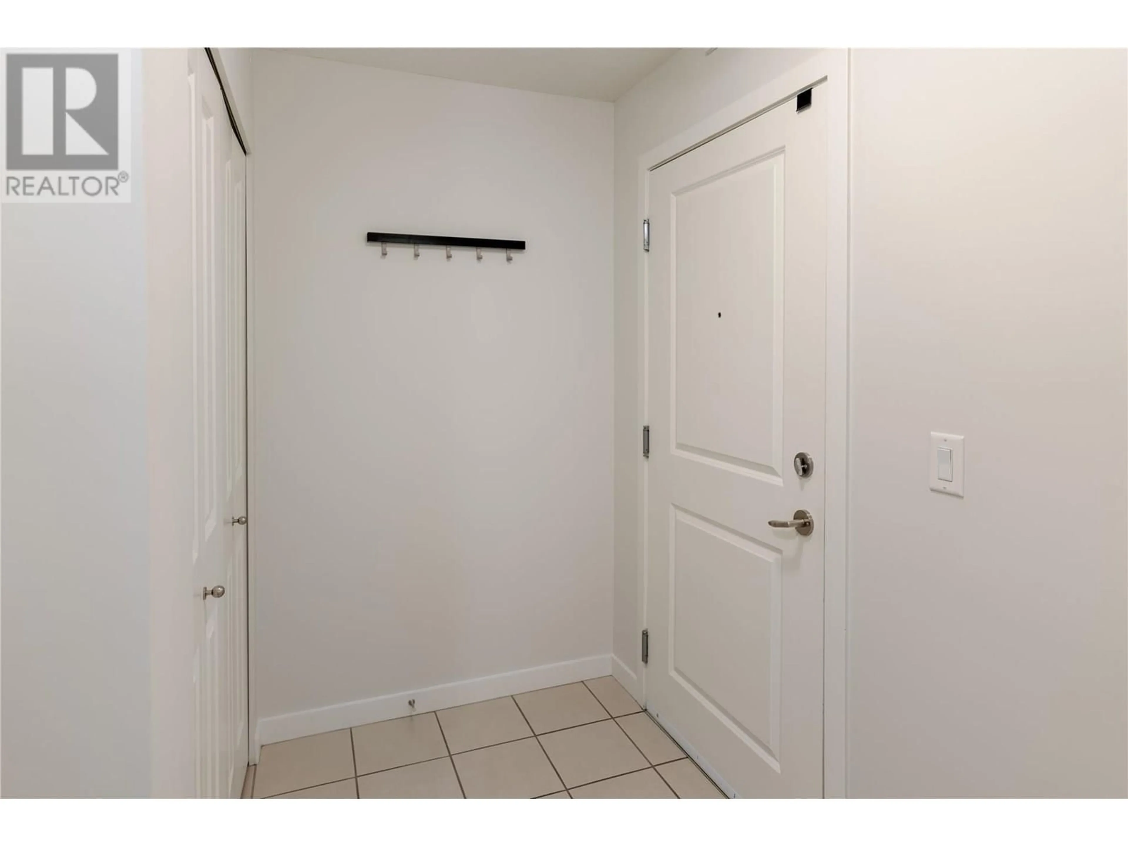 Indoor entryway for 303 - 551 YATES ROAD, Kelowna British Columbia V1V2V1
