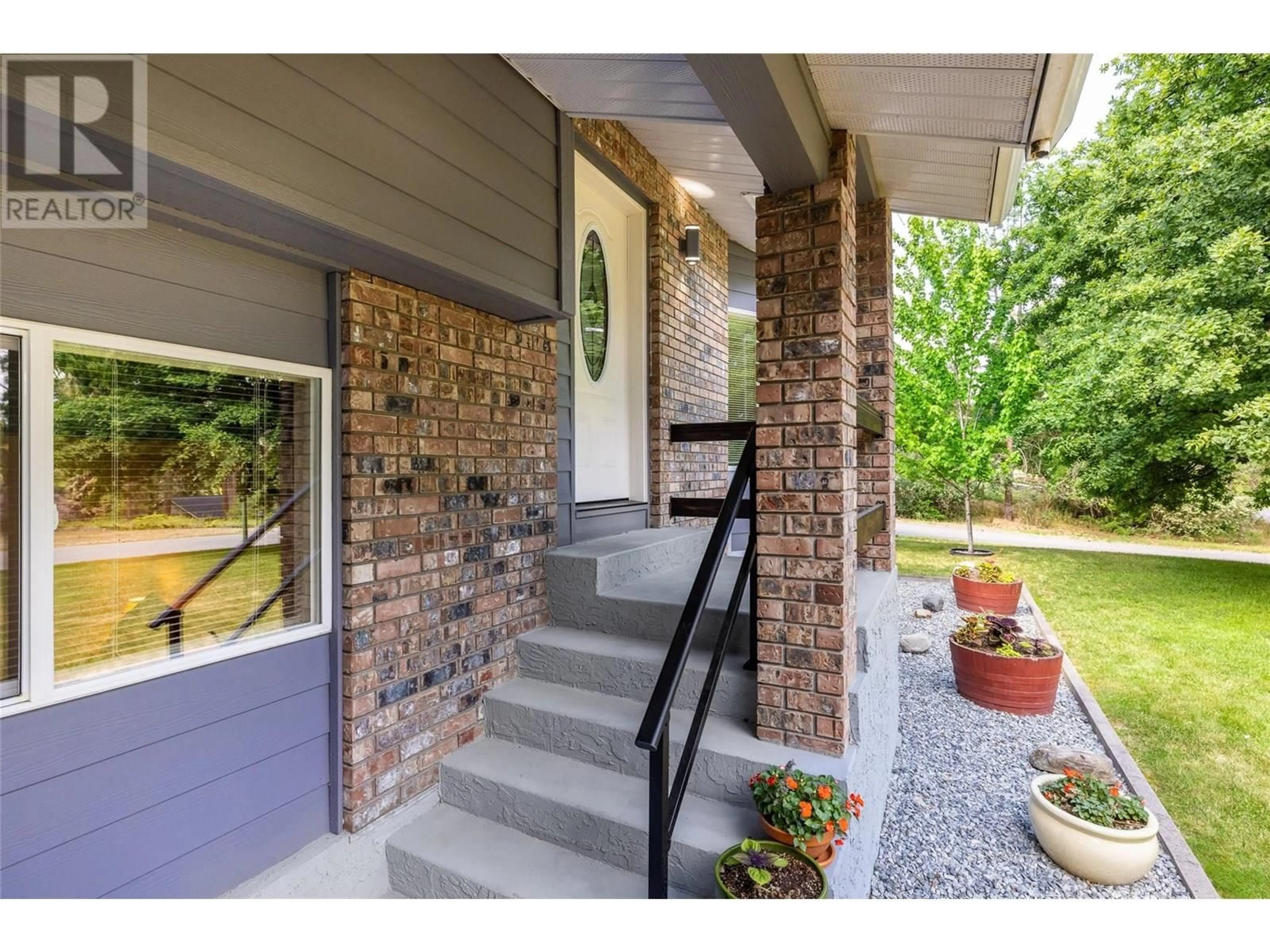Indoor entryway for 1423 MISSION RIDGE DRIVE, Kelowna British Columbia V1W3B1