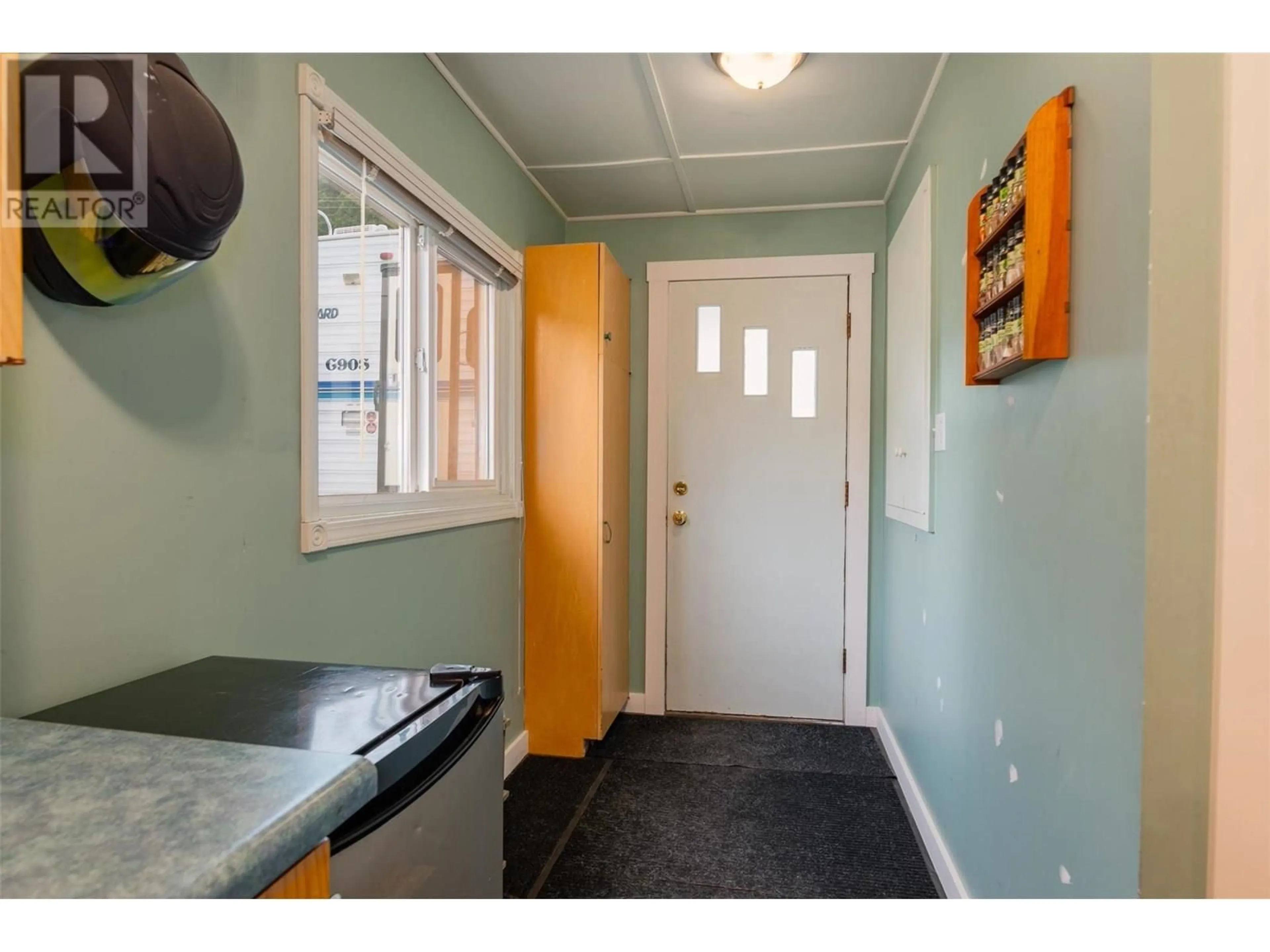 Indoor entryway for 1585 DUNN CRESCENT, Rossland British Columbia V0G1Y0