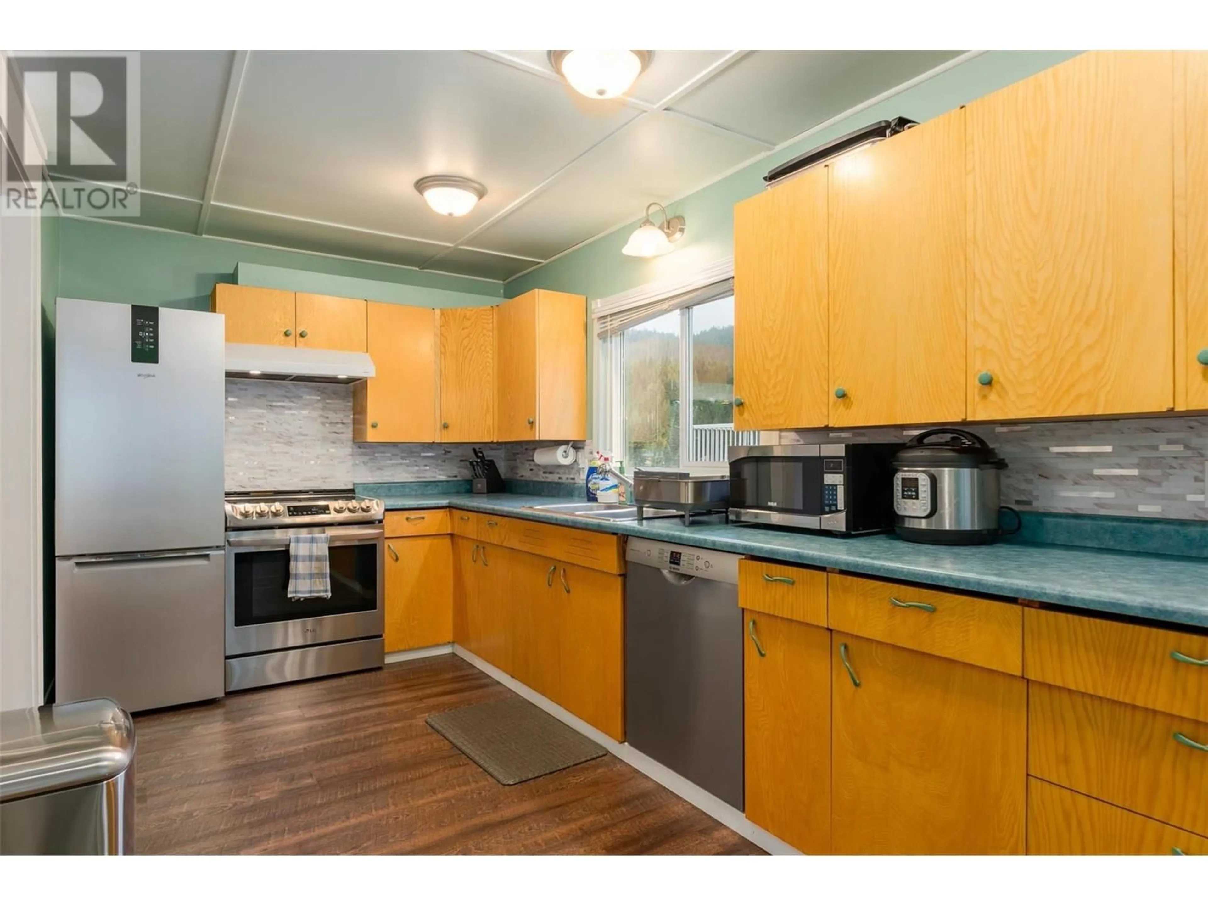 Standard kitchen, wood/laminate floor for 1585 DUNN CRESCENT, Rossland British Columbia V0G1Y0