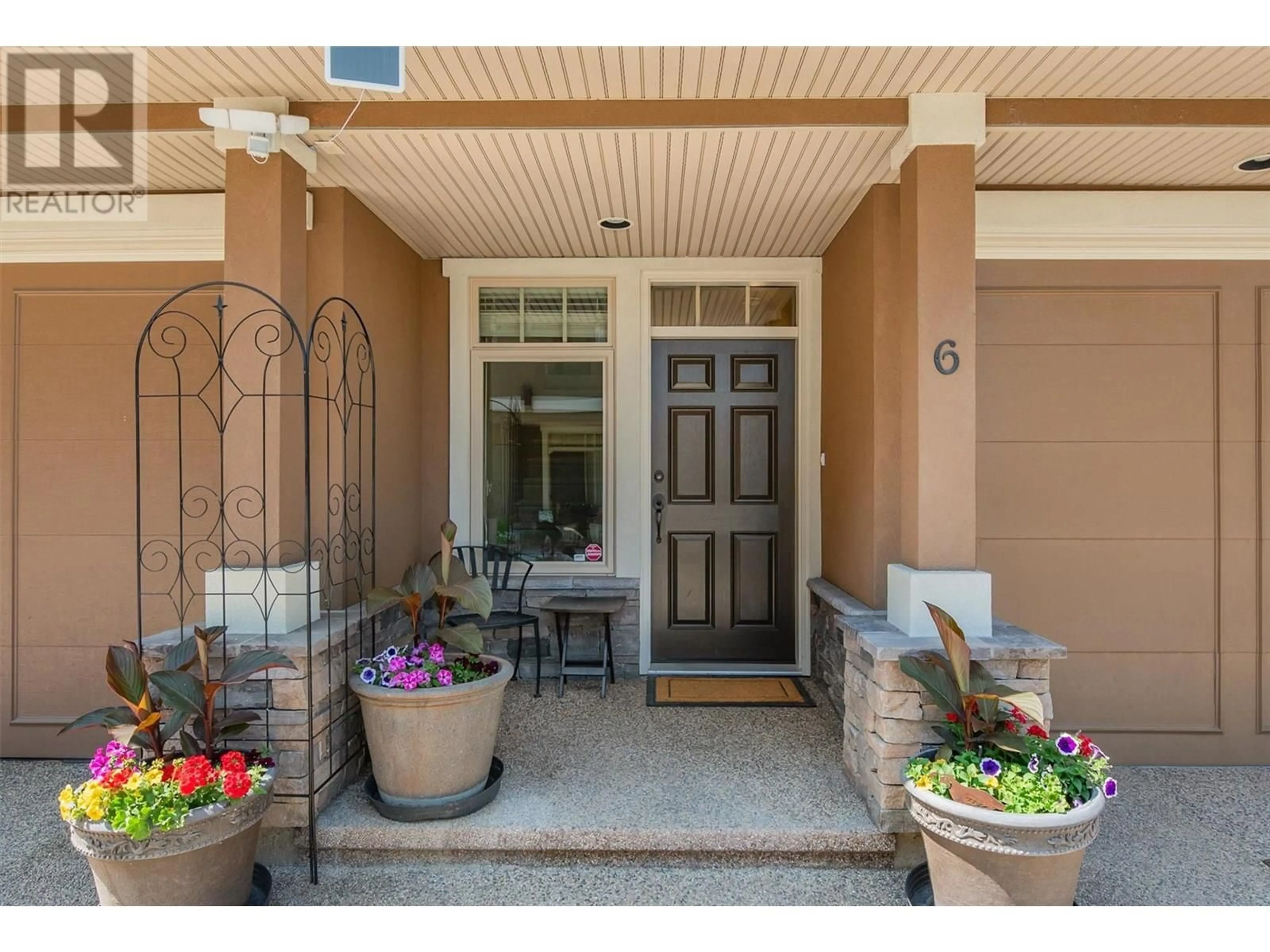 Indoor entryway for 6 - 4356 BEACH AVENUE, Peachland British Columbia V0H1X6