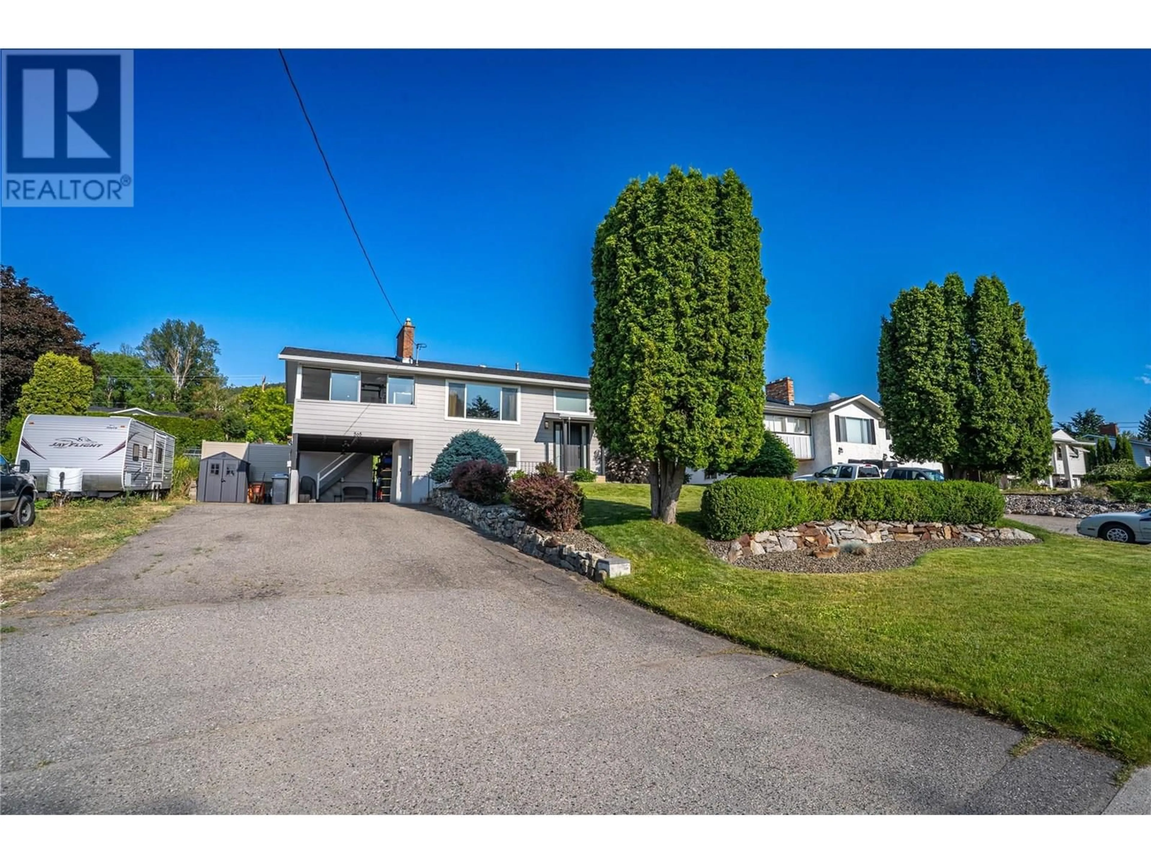 A pic from outside/outdoor area/front of a property/back of a property/a pic from drone, street for 565 EASTBOURNE ROAD, Kelowna British Columbia V1X5K7