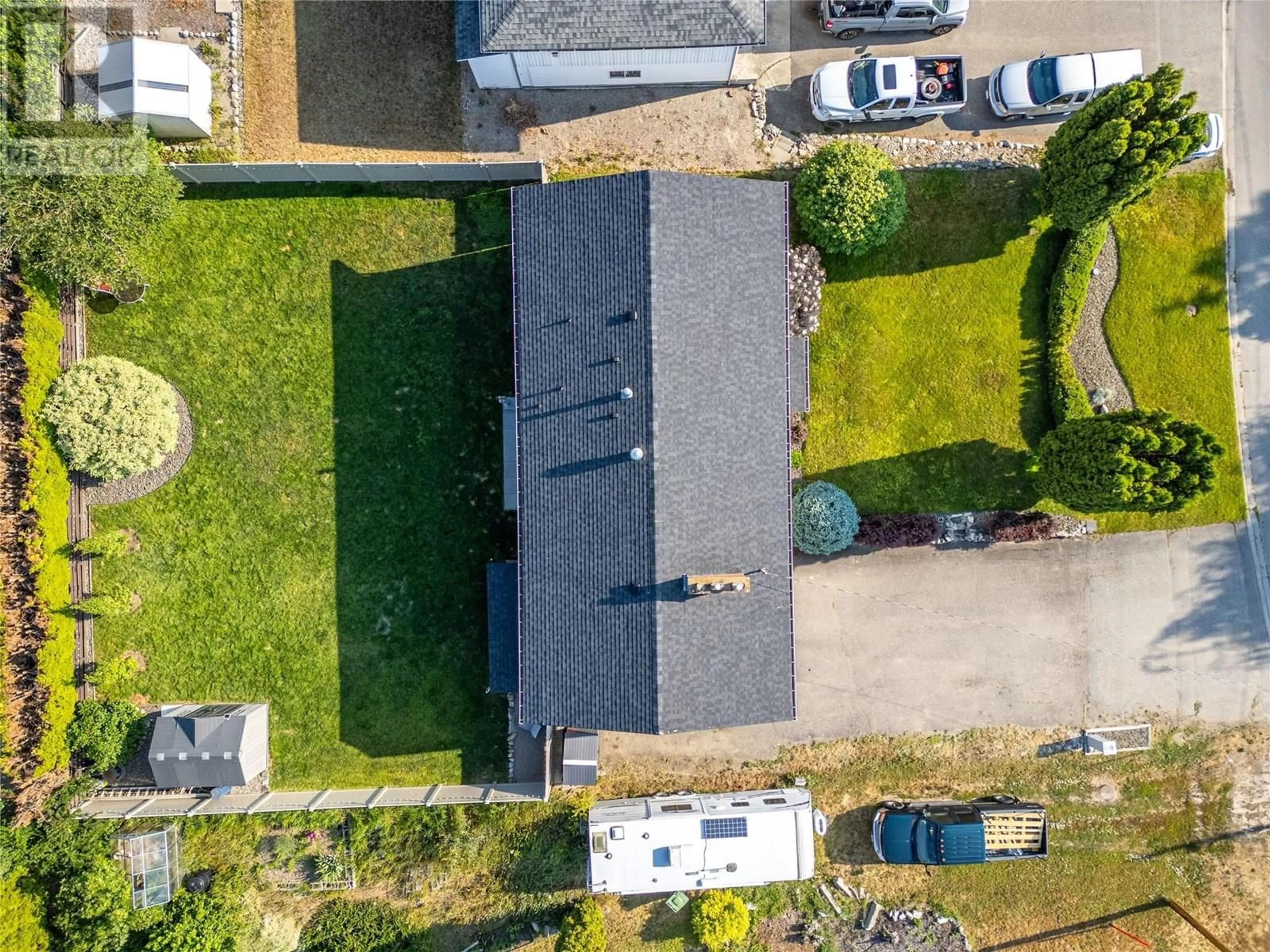 A pic from outside/outdoor area/front of a property/back of a property/a pic from drone, street for 565 EASTBOURNE ROAD, Kelowna British Columbia V1X5K7