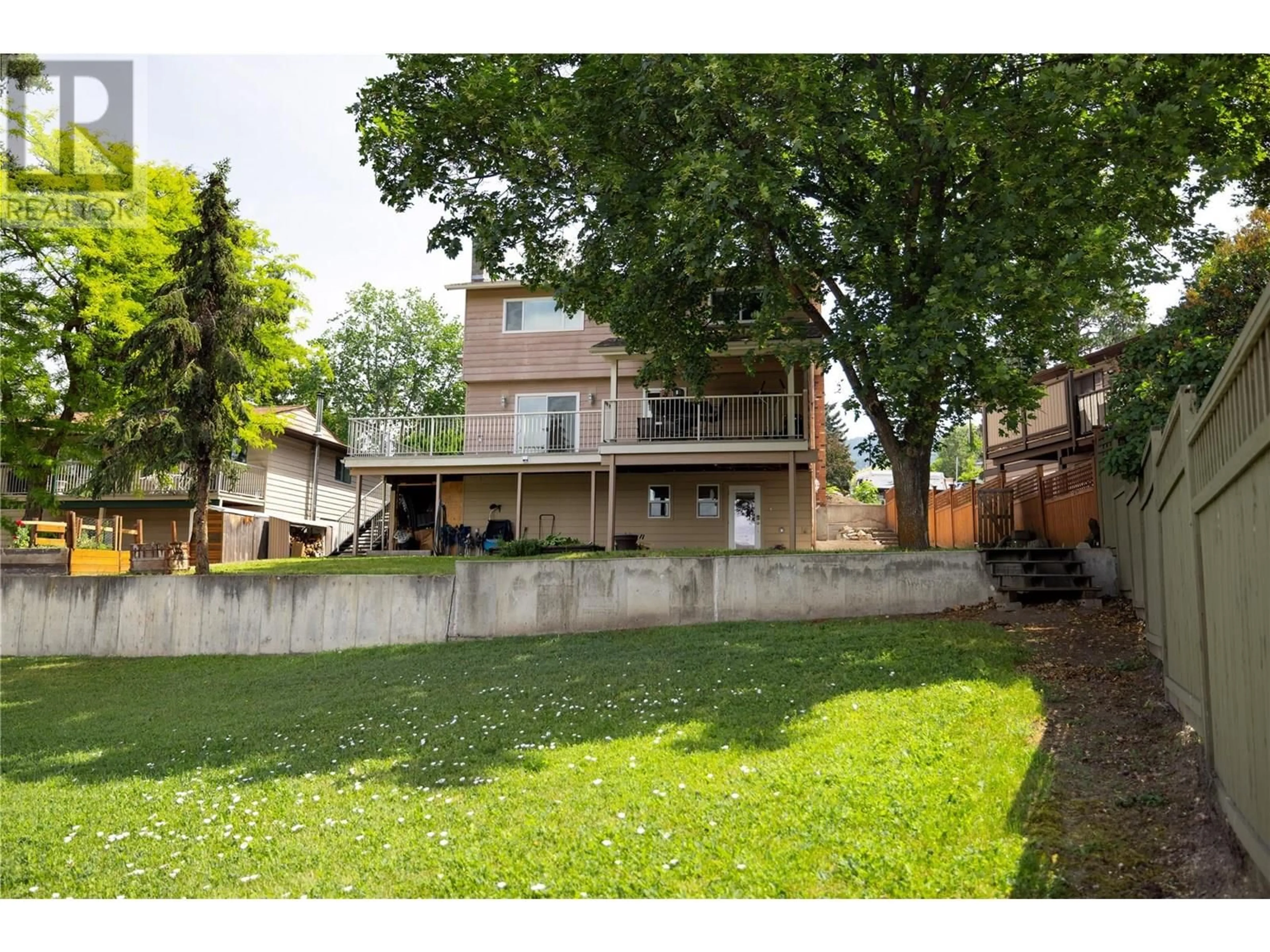 Patio, street for 4002 15 STREET, Vernon British Columbia V1T8K6