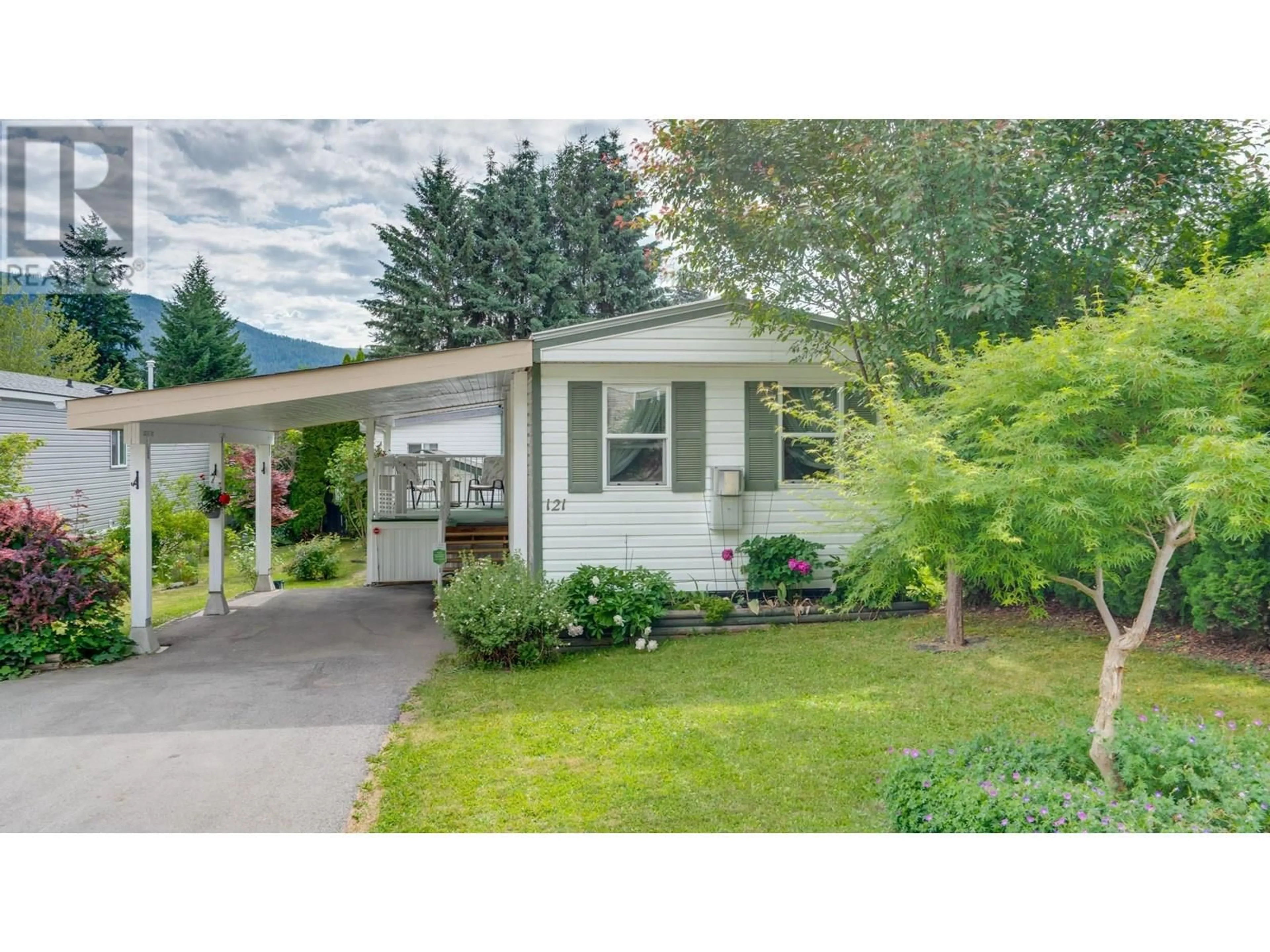 Home with vinyl exterior material, street for 121 - 3350 10 AVENUE NORTHEAST, Salmon Arm British Columbia V1E1J6