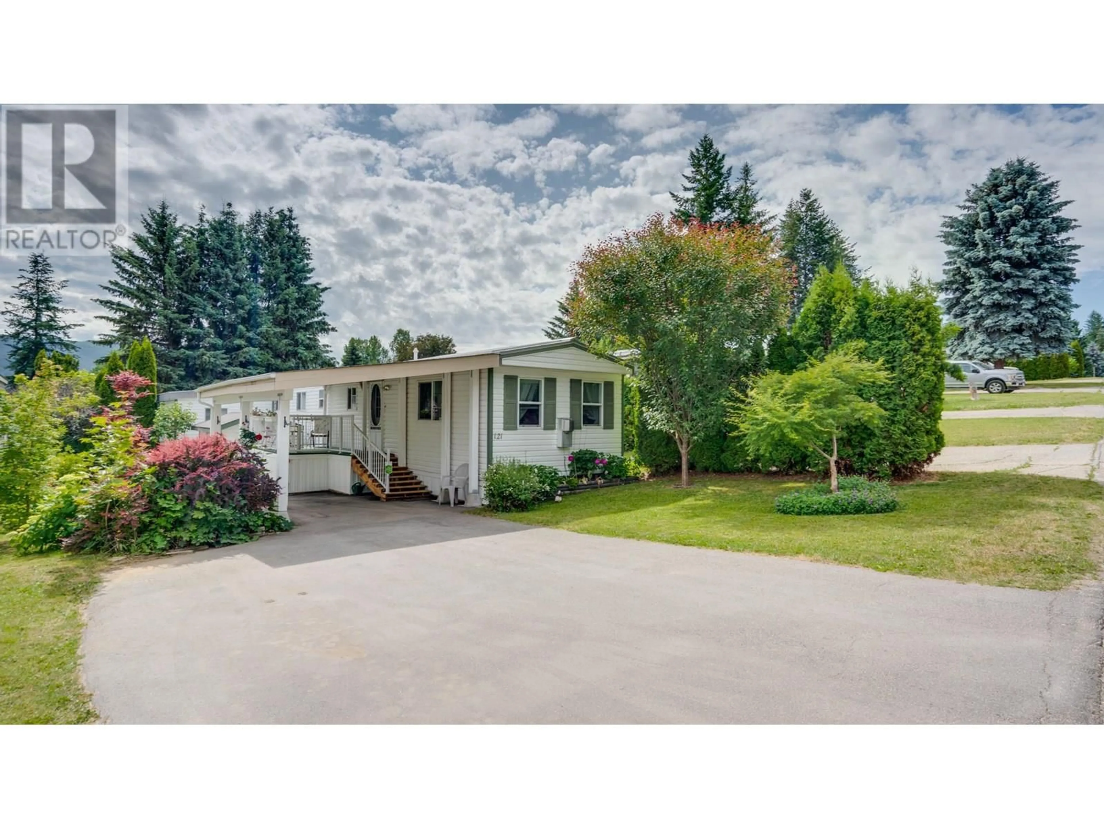 Home with vinyl exterior material, street for 121 - 3350 10 AVENUE NORTHEAST, Salmon Arm British Columbia V1E1J6