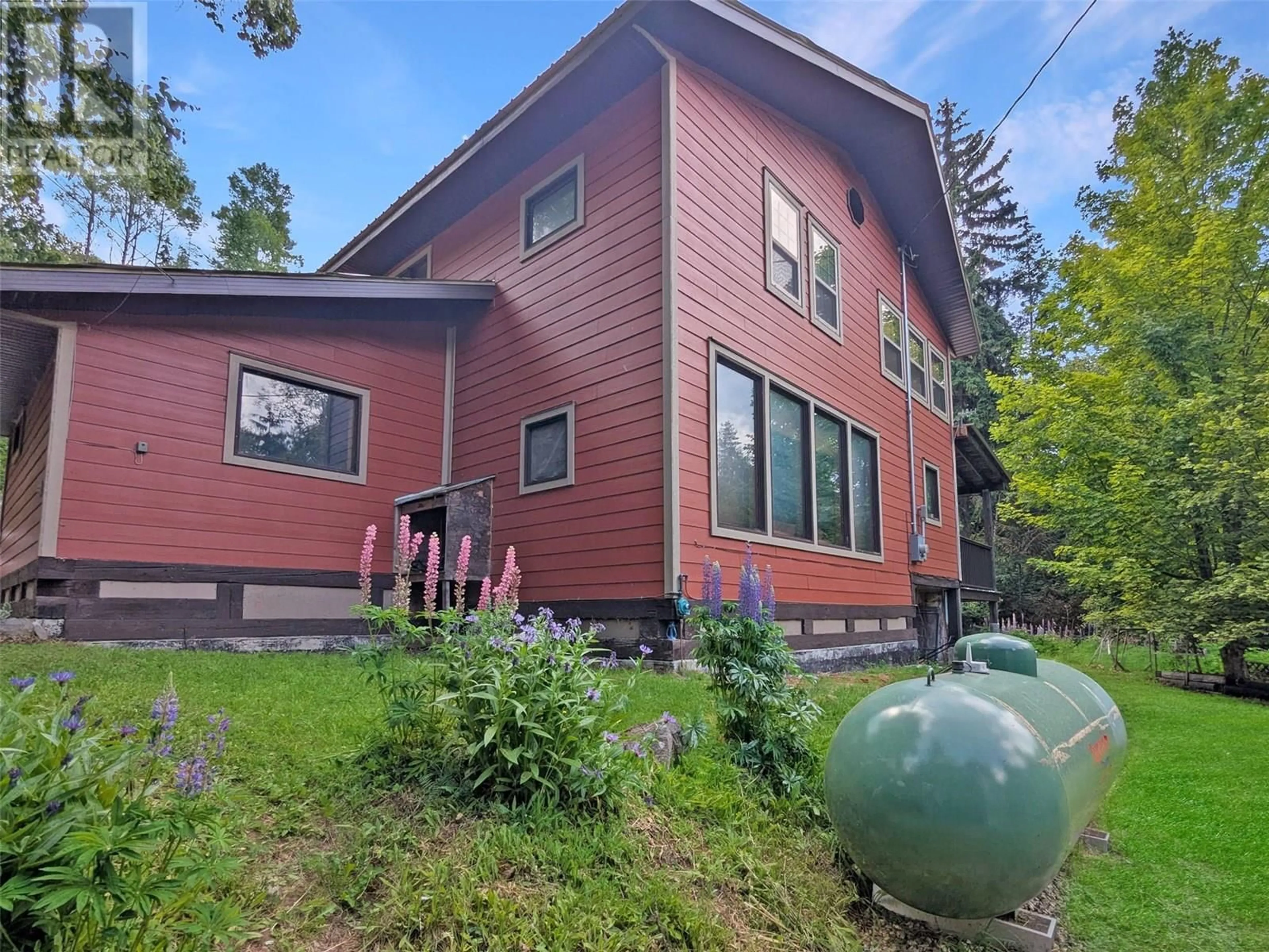 Home with vinyl exterior material, unknown for 8802 MARTENS ROAD, Slocan British Columbia V0G2C0