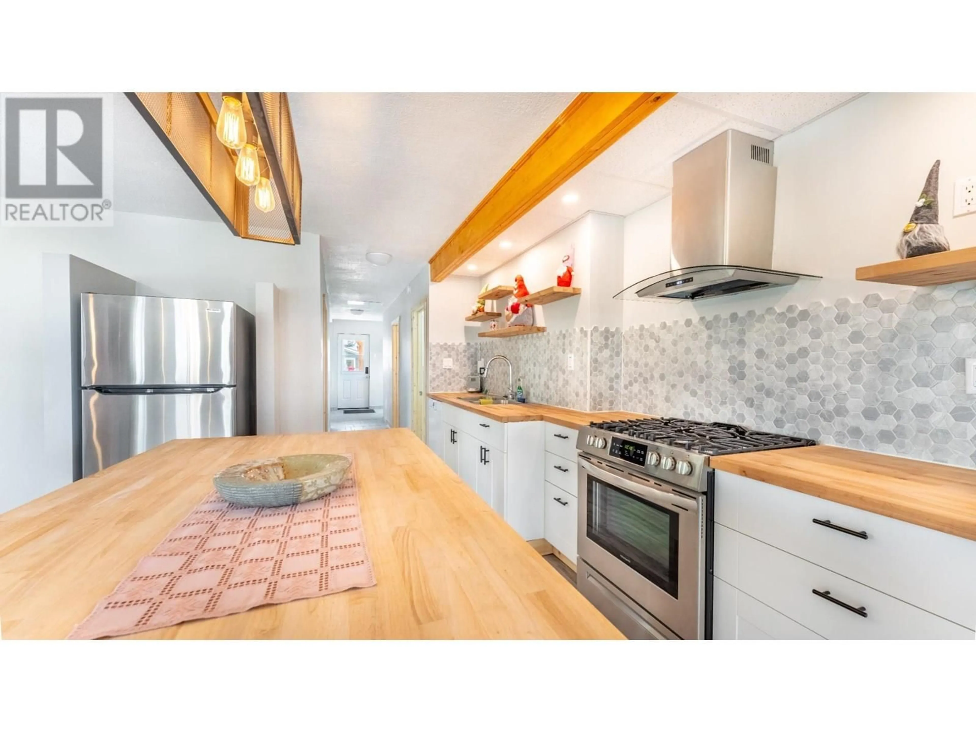 Open concept kitchen, unknown for 919 REGINA STREET, Creston British Columbia V0B1G4