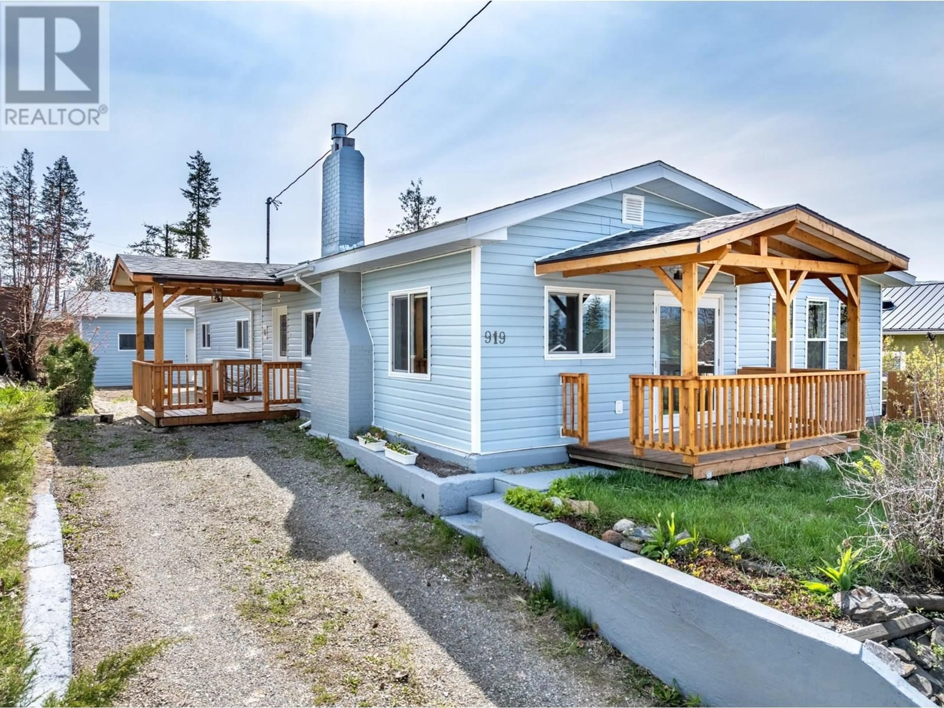 Home with vinyl exterior material, street for 919 REGINA STREET, Creston British Columbia V0B1G4