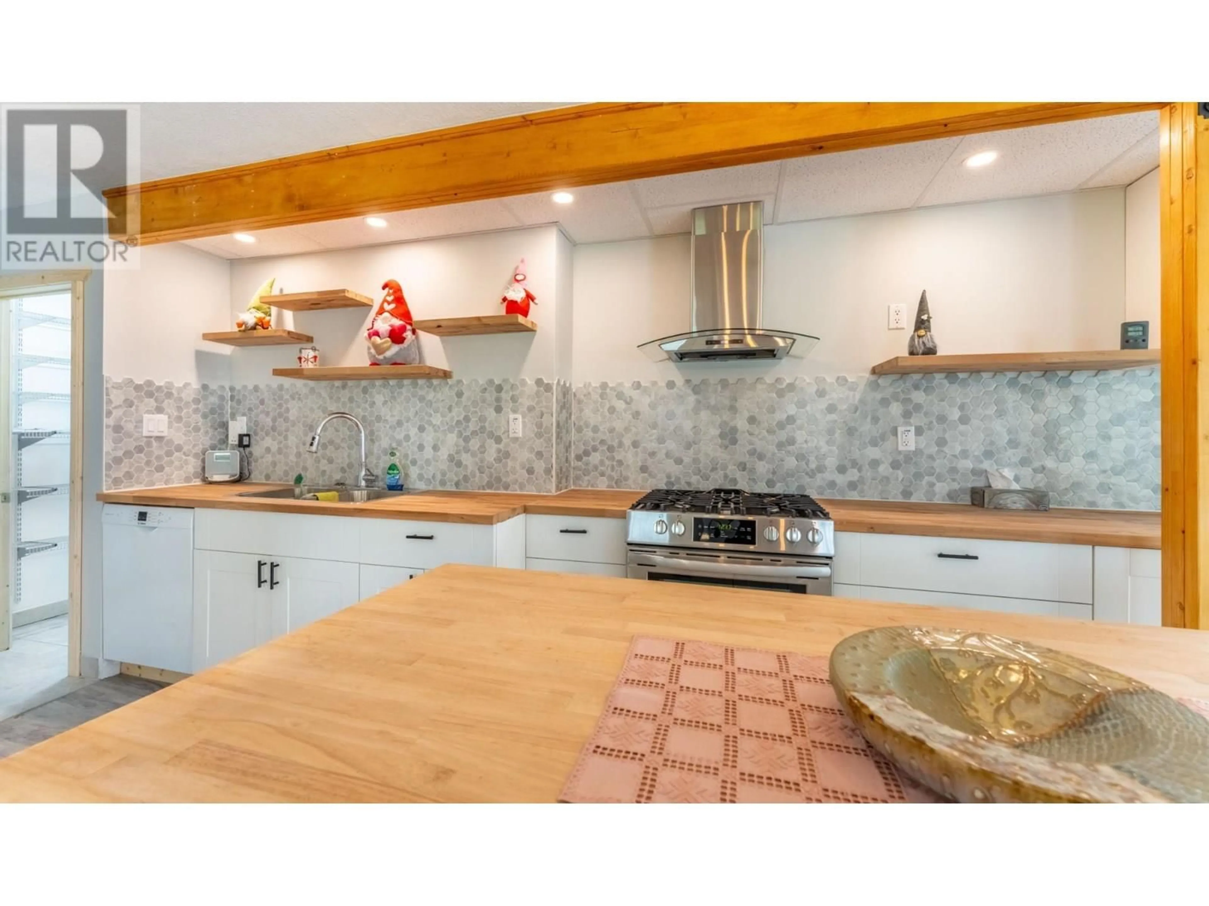 Open concept kitchen, ceramic/tile floor for 919 REGINA STREET, Creston British Columbia V0B1G4