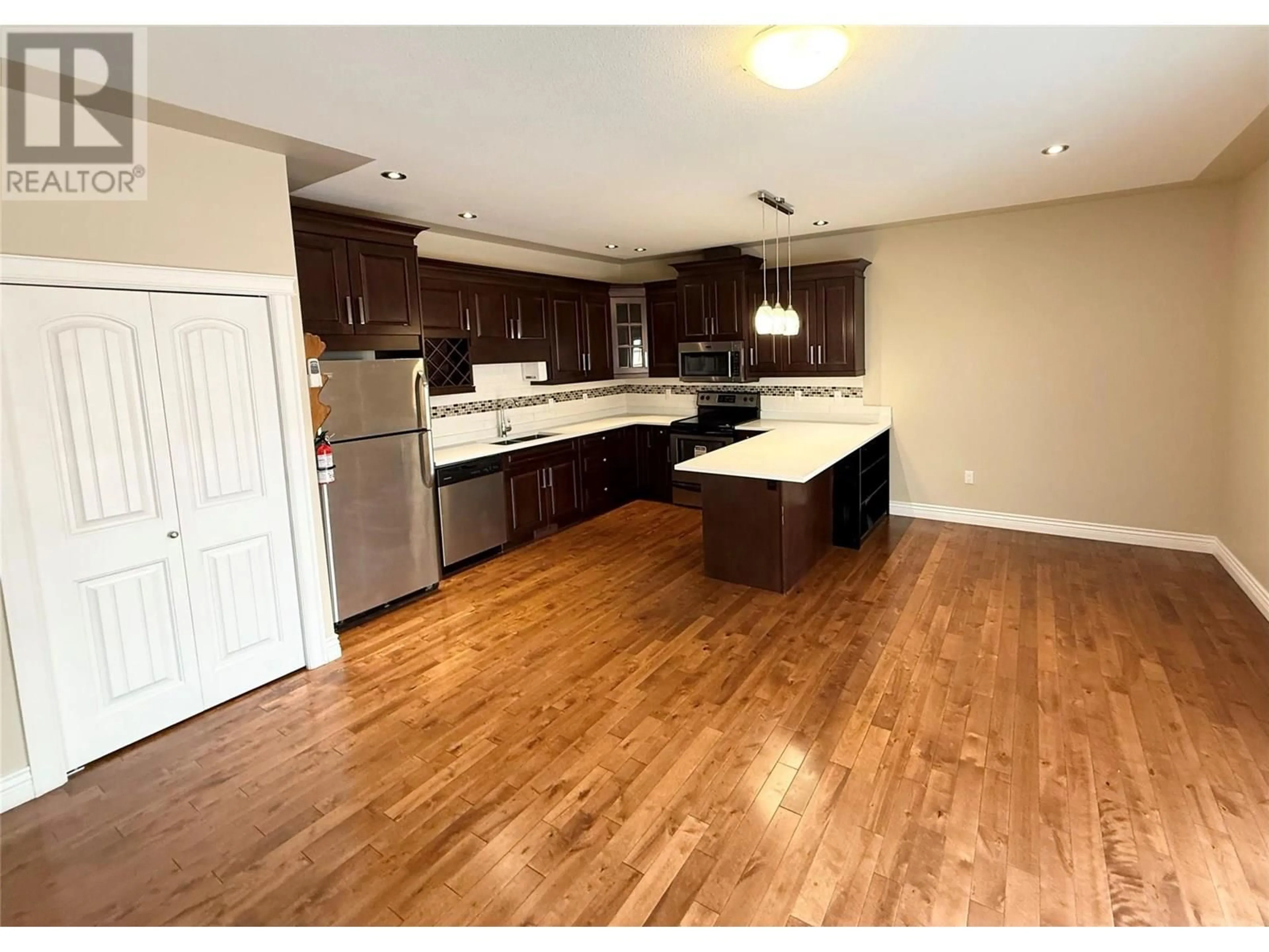 Open concept kitchen, wood/laminate floor for 115 - 3332 SOUTH MAIN STREET, Penticton British Columbia V2A5J6