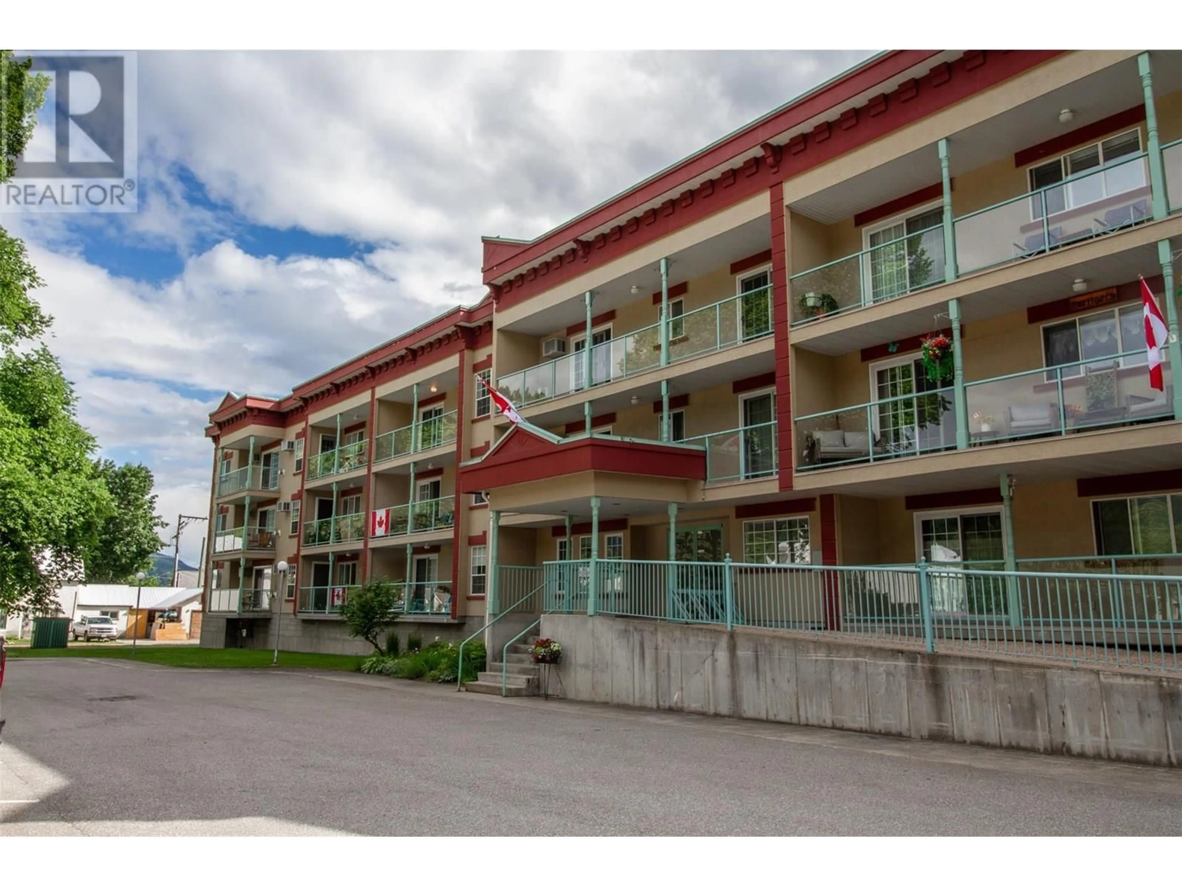 Patio, building for 311 - 311 SIXTH STREET EAST, Revelstoke British Columbia V0E2S0
