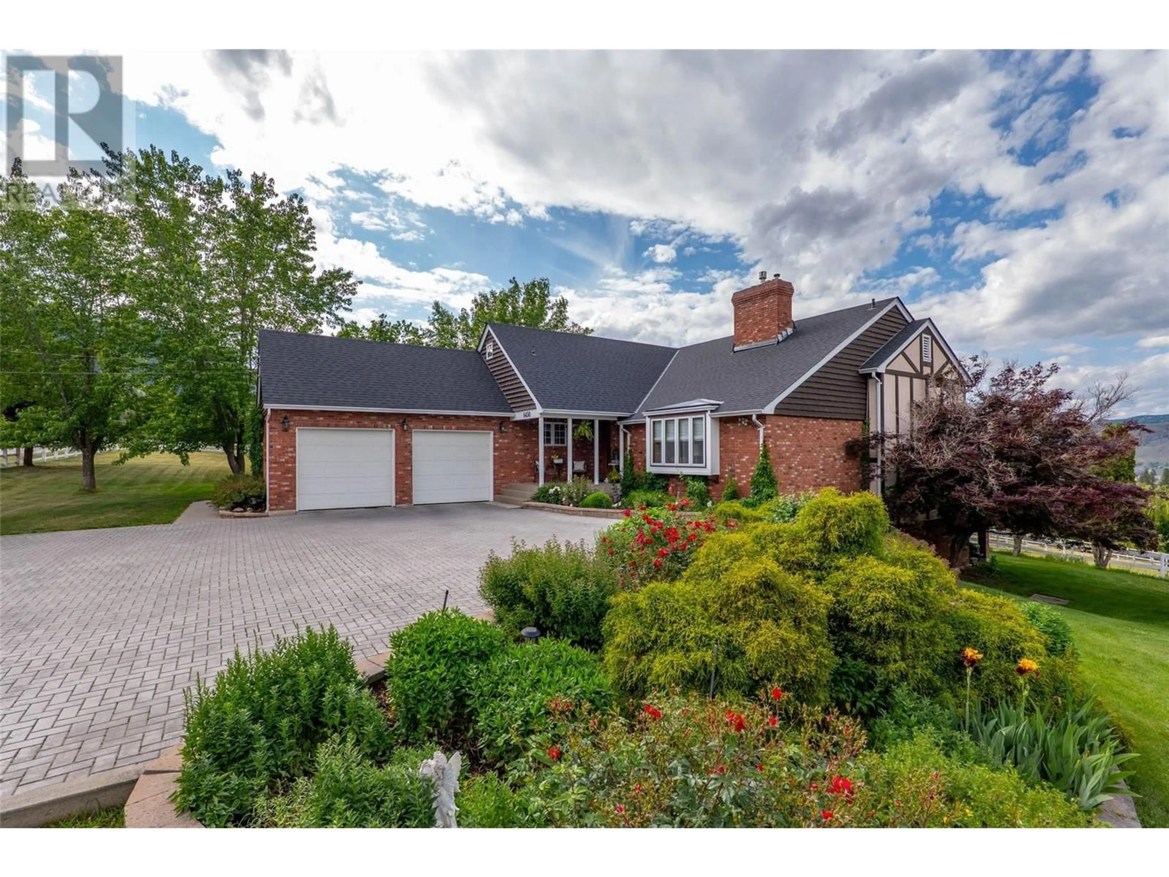 A pic from outside/outdoor area/front of a property/back of a property/a pic from drone, street for 6450 MEADOWLAND CRESCENT SOUTH, Kamloops British Columbia V2C6X3