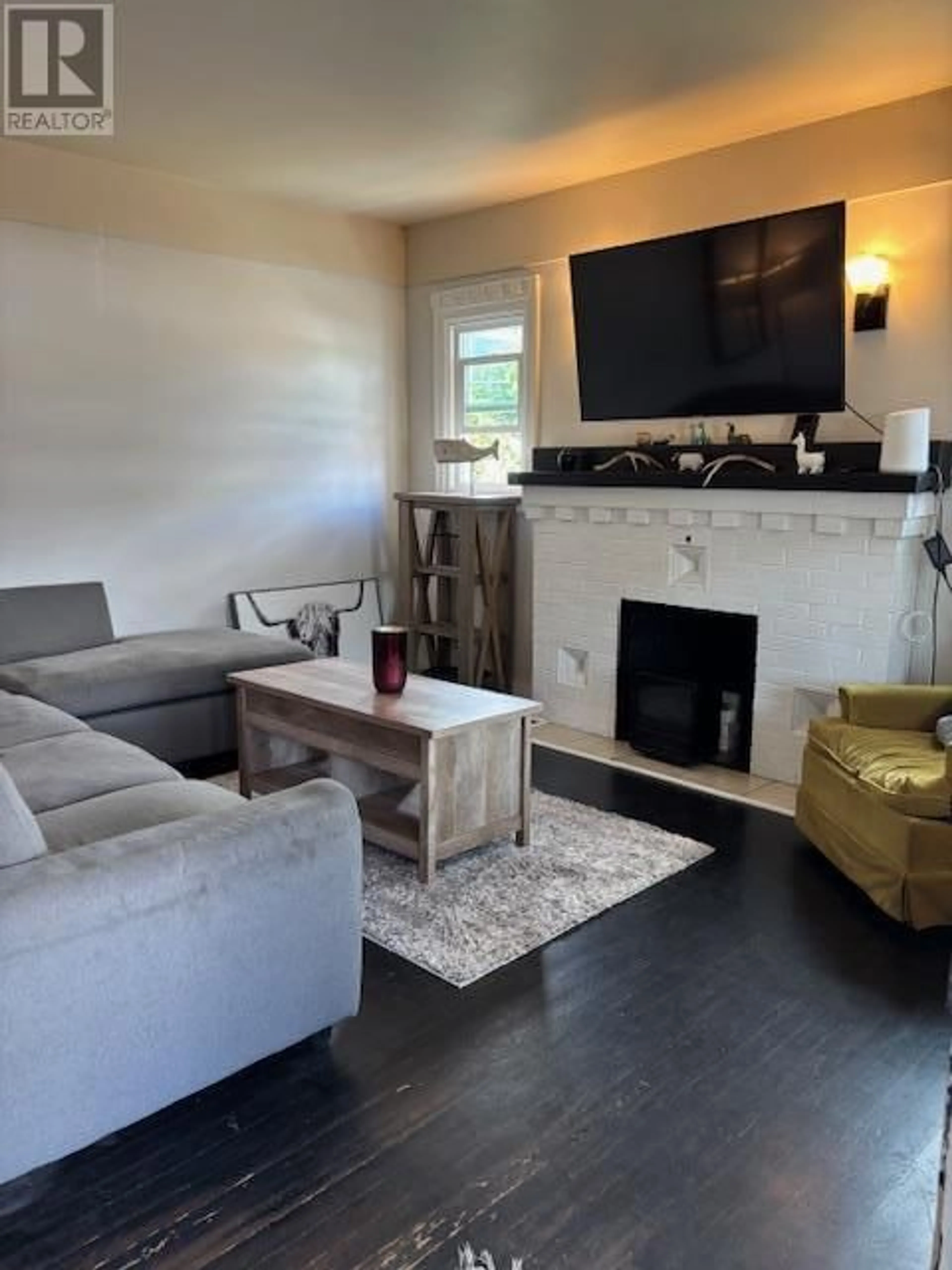 Living room with furniture, wood/laminate floor for 402 ORCHARD AVENUE, Penticton British Columbia V2A1Y2