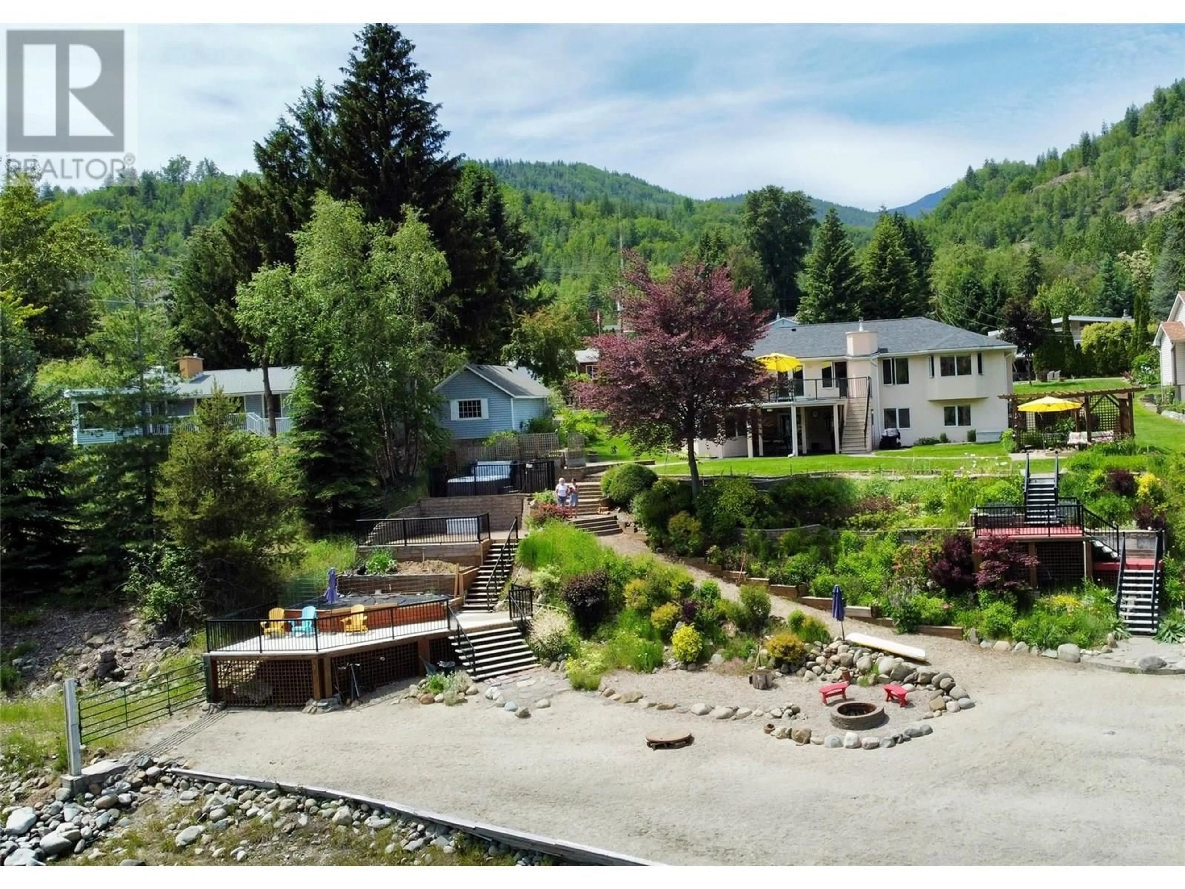 A pic from outside/outdoor area/front of a property/back of a property/a pic from drone, mountain view for 525 3RD AVENUE, Trail British Columbia V1R4V4