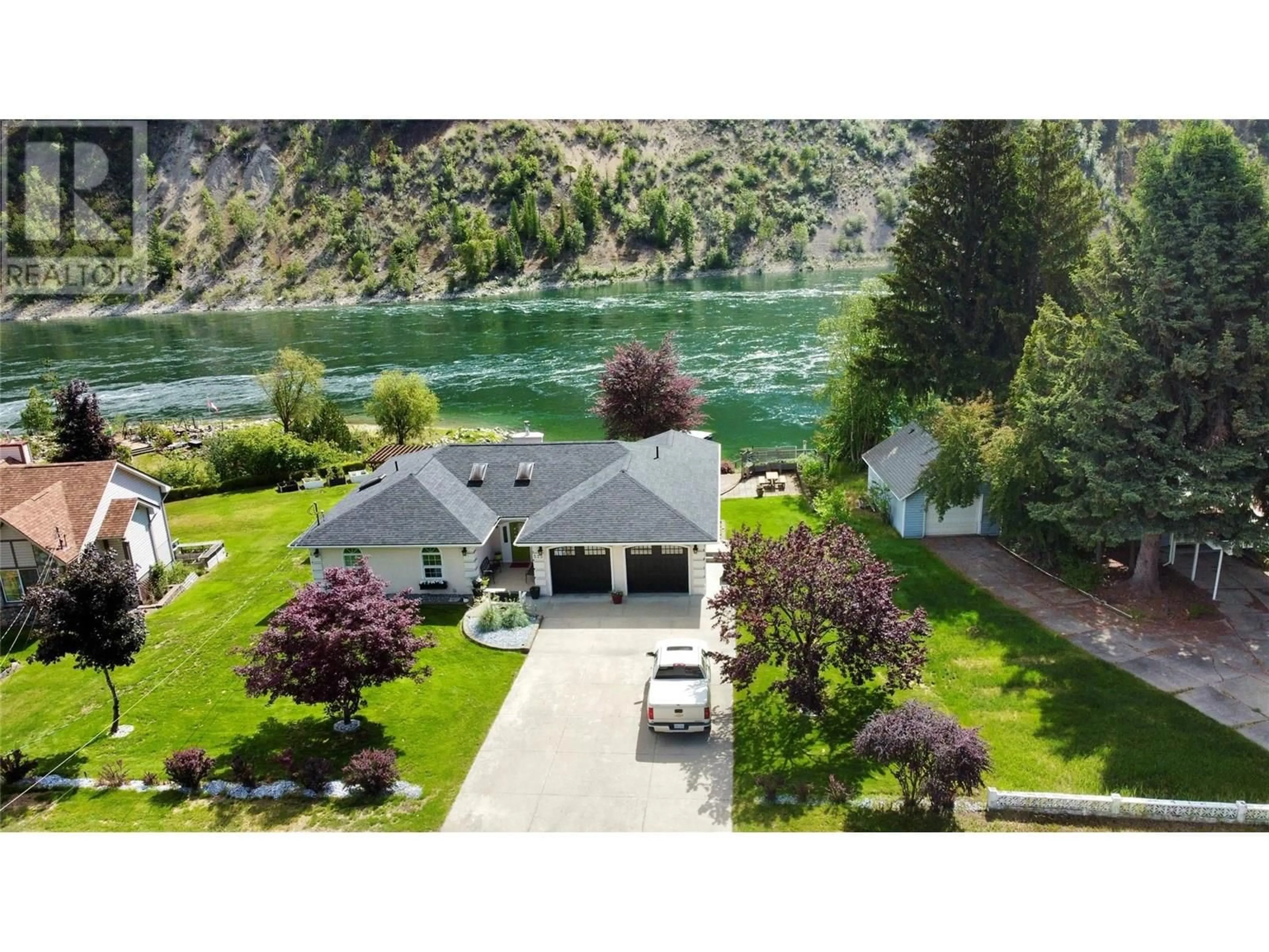 A pic from outside/outdoor area/front of a property/back of a property/a pic from drone, water/lake/river/ocean view for 525 3RD AVENUE, Trail British Columbia V1R4V4