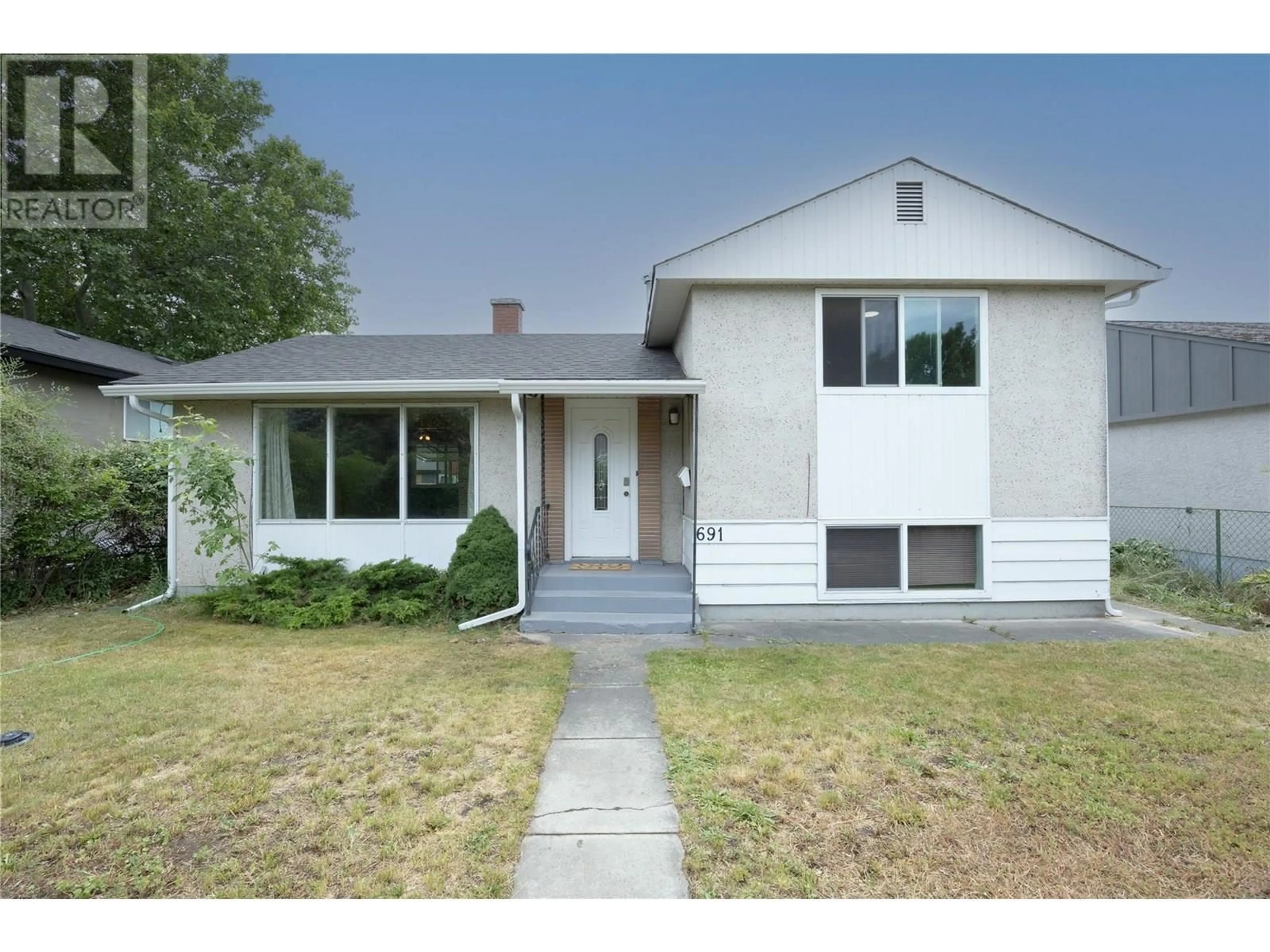 Home with vinyl exterior material, street for 691 BAY AVENUE, Kelowna British Columbia V1Y7J8