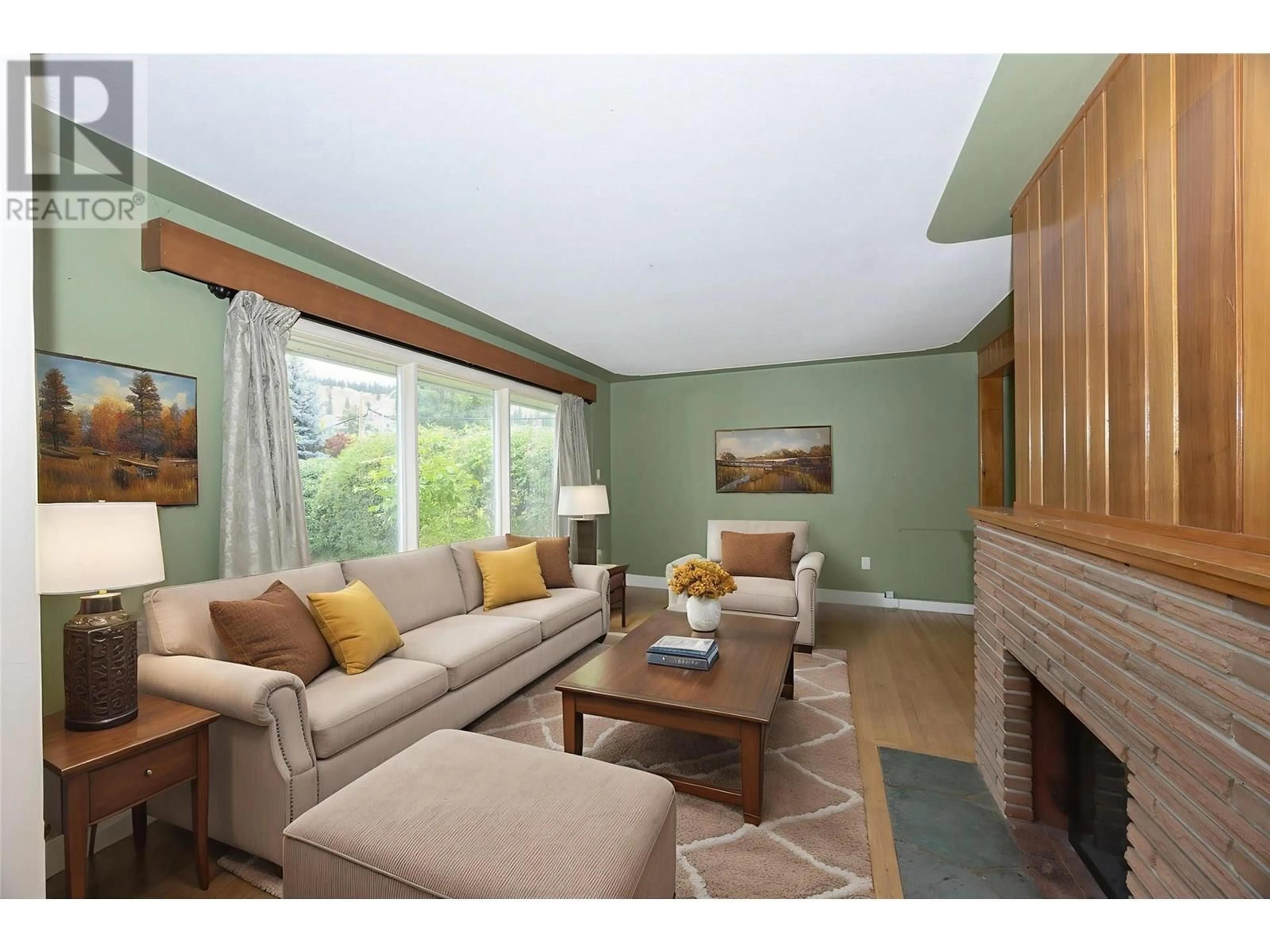 Living room with furniture, wood/laminate floor for 691 BAY AVENUE, Kelowna British Columbia V1Y7J8