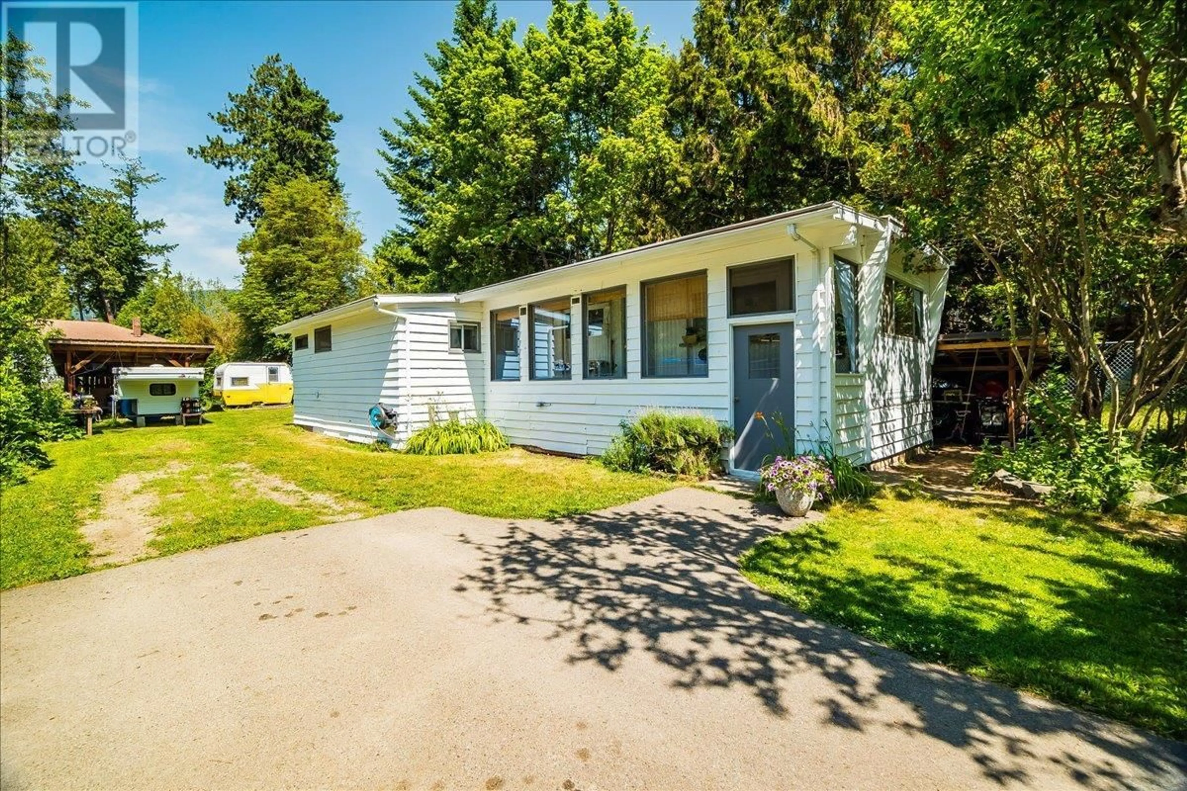 Home with vinyl exterior material, street for 1052 FRANCES STREET, Robson British Columbia V0G1X0