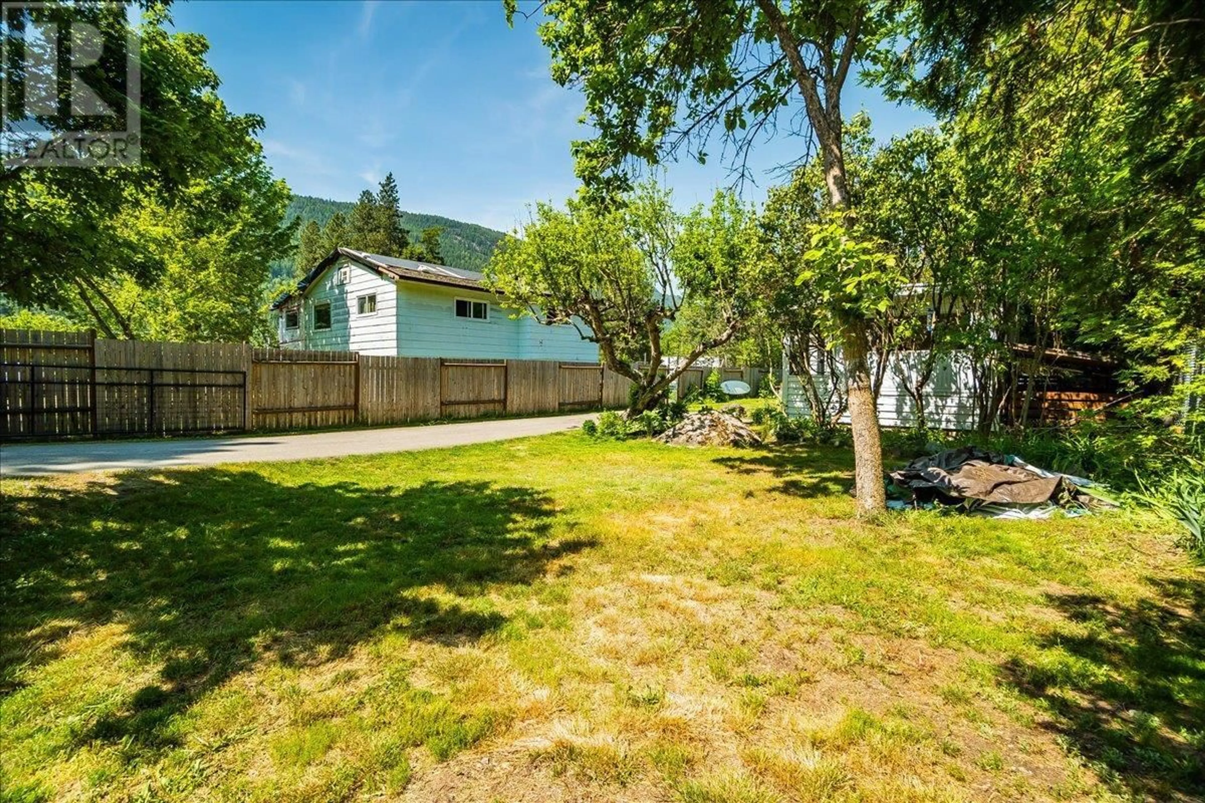 A pic from outside/outdoor area/front of a property/back of a property/a pic from drone, unknown for 1052 FRANCES STREET, Robson British Columbia V0G1X0