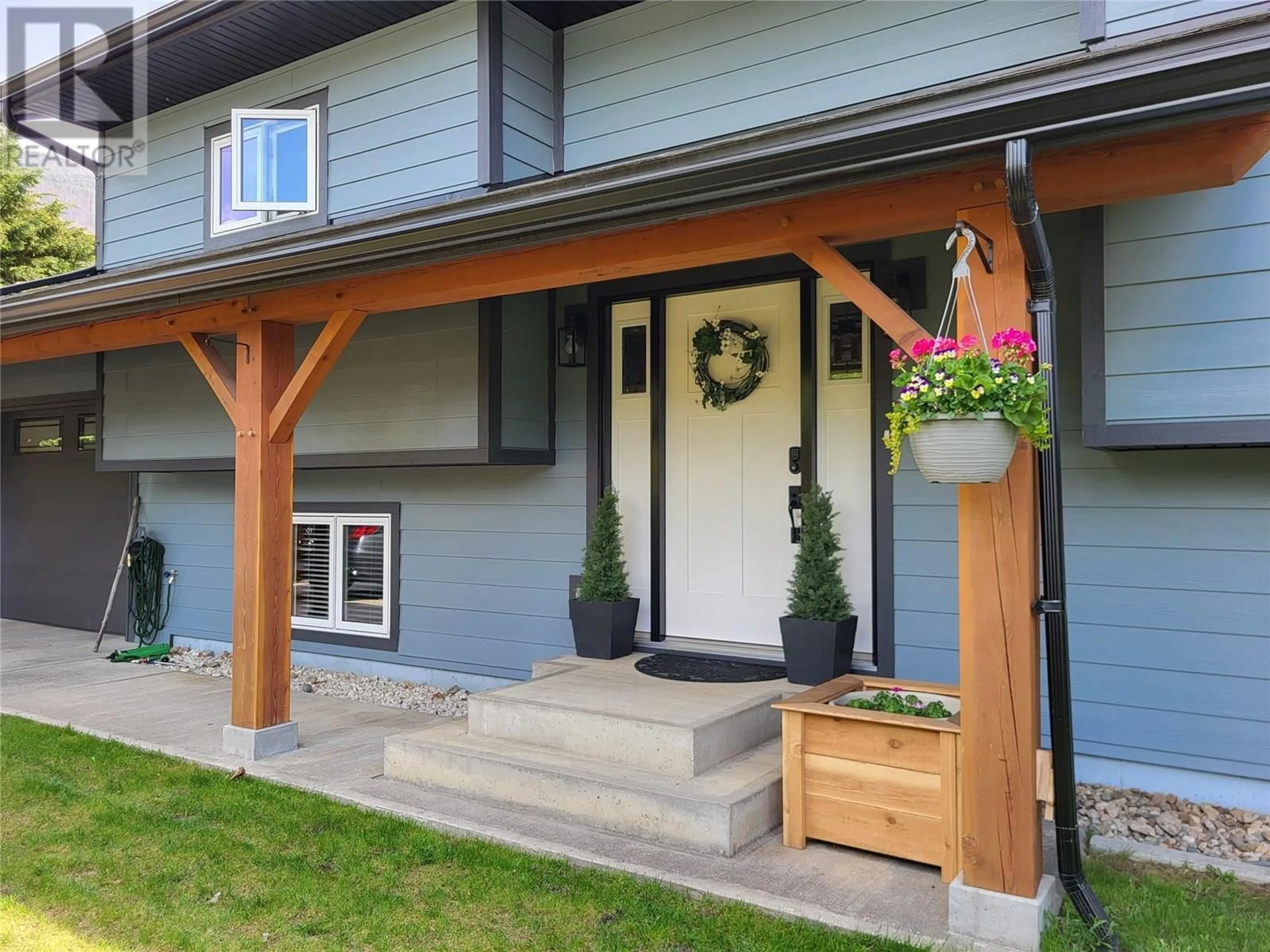 Indoor entryway for 303 DELANY AVENUE, Slocan British Columbia V0G2C0