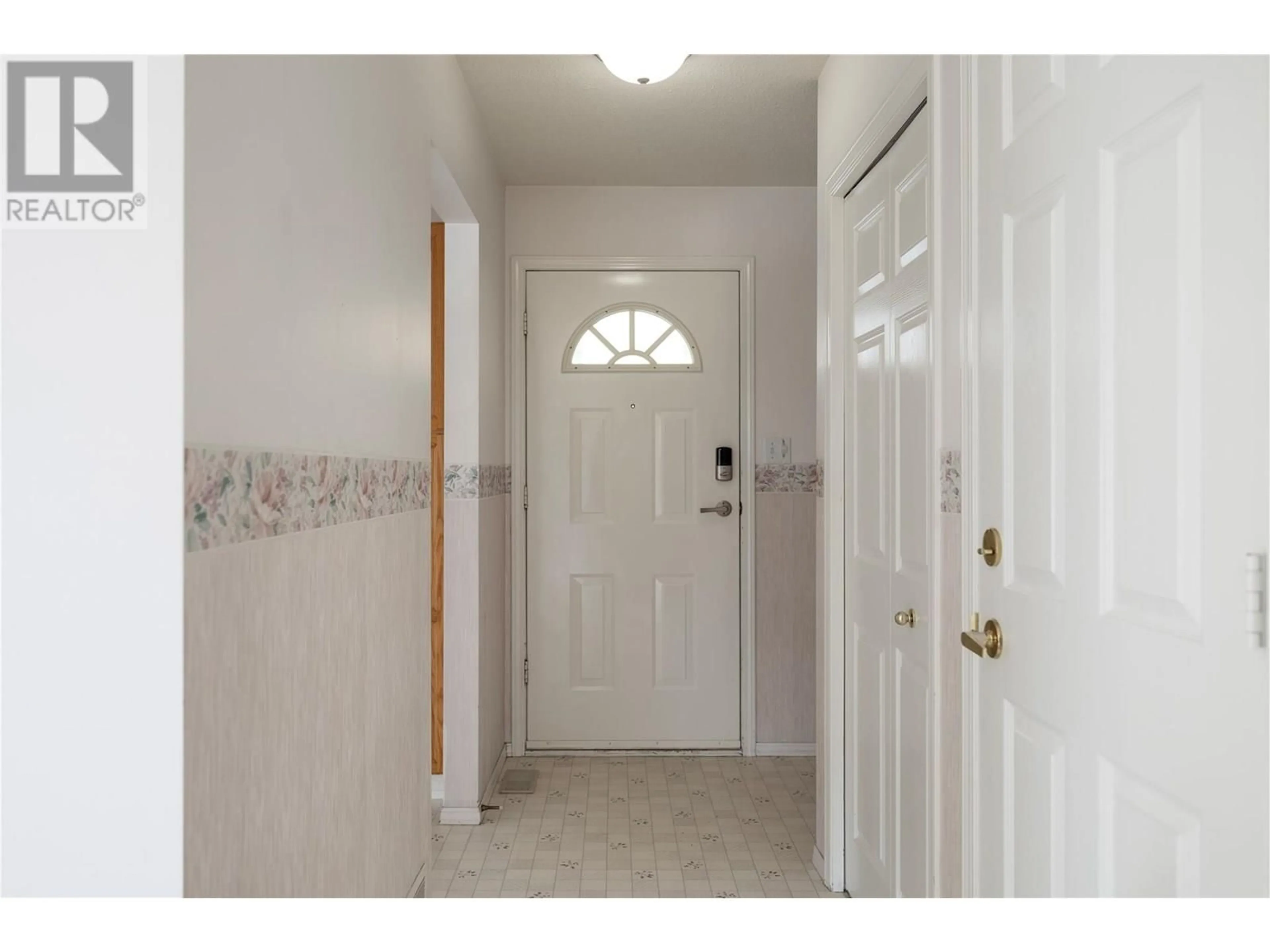 Indoor entryway for 2 - 3930 20 STREET, Vernon British Columbia V1T4C9
