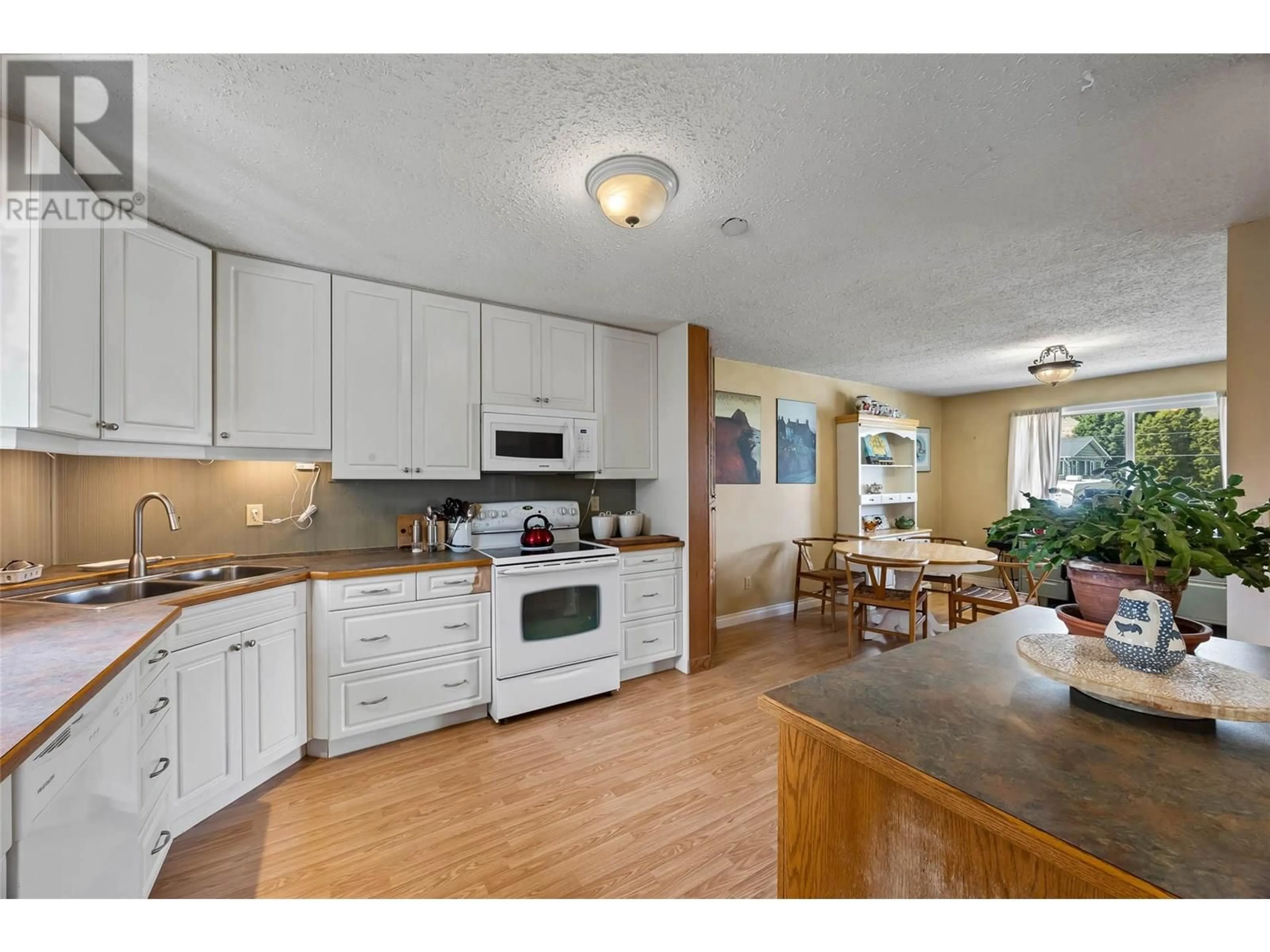 Open concept kitchen, unknown for 2555/2557 GREENFIELD AVENUE, Kamloops British Columbia V2B4P6