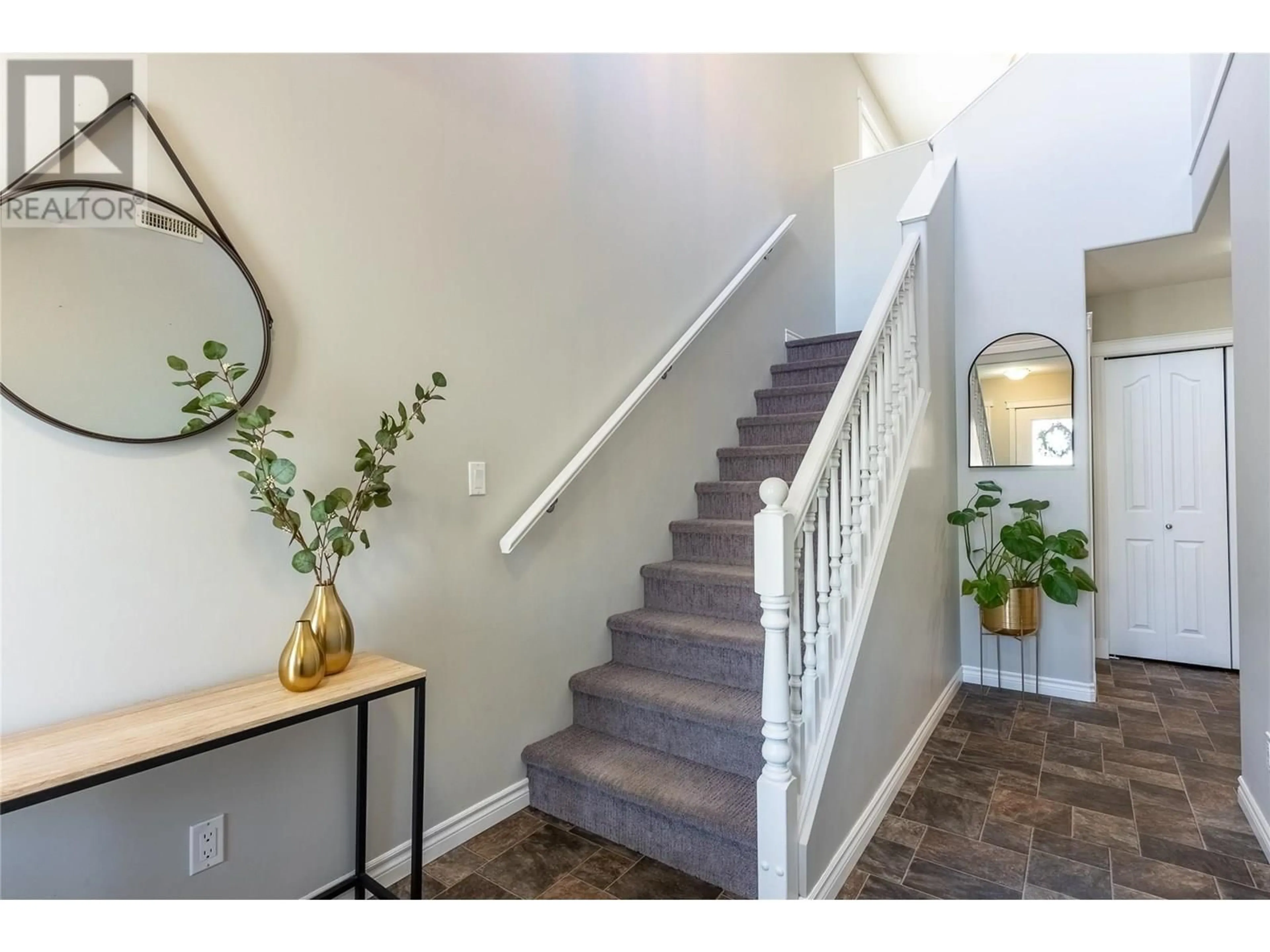 Indoor entryway for 1808 PRIMROSE CRESCENT, Kamloops British Columbia V1S0A6