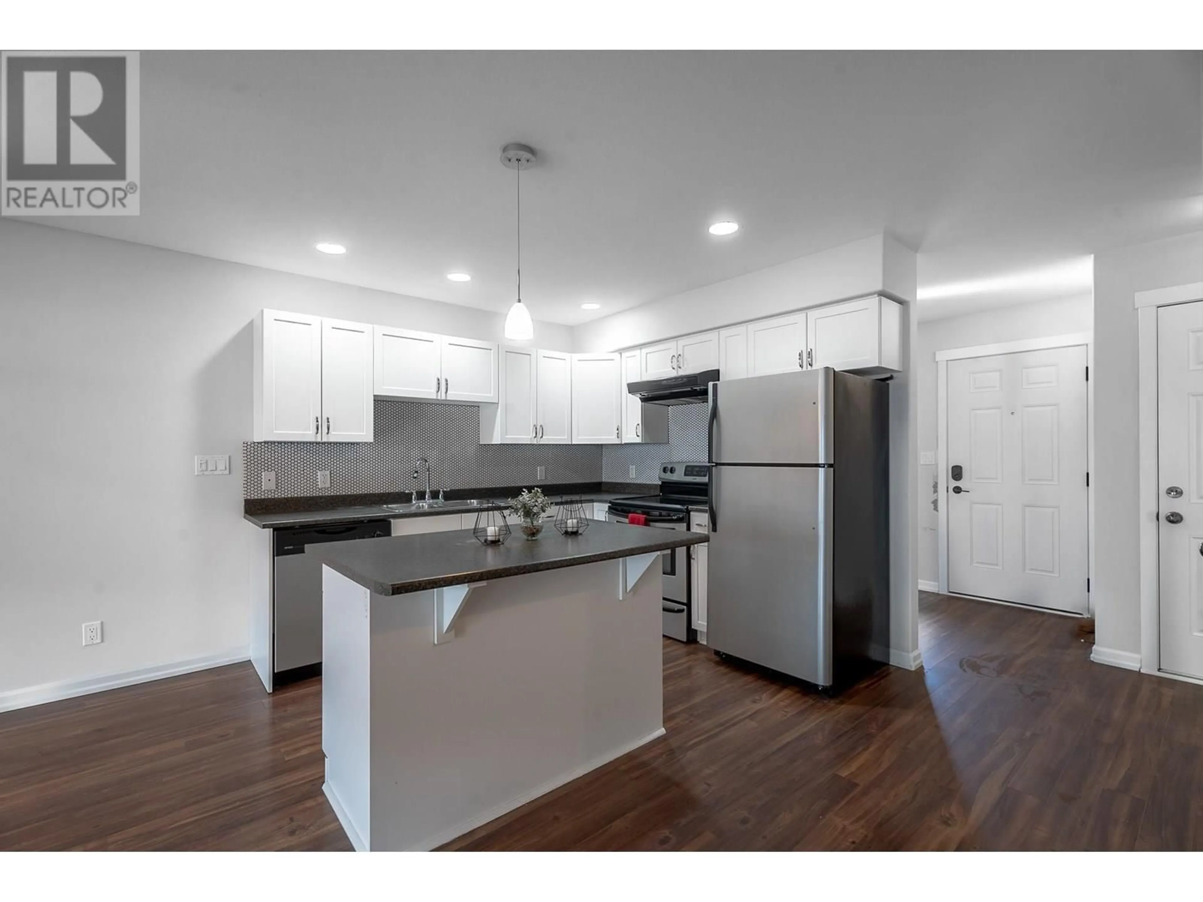 Open concept kitchen, wood/laminate floor for 18 - 1900 HUGH ALLAN DRIVE, Kamloops British Columbia V1S0A8