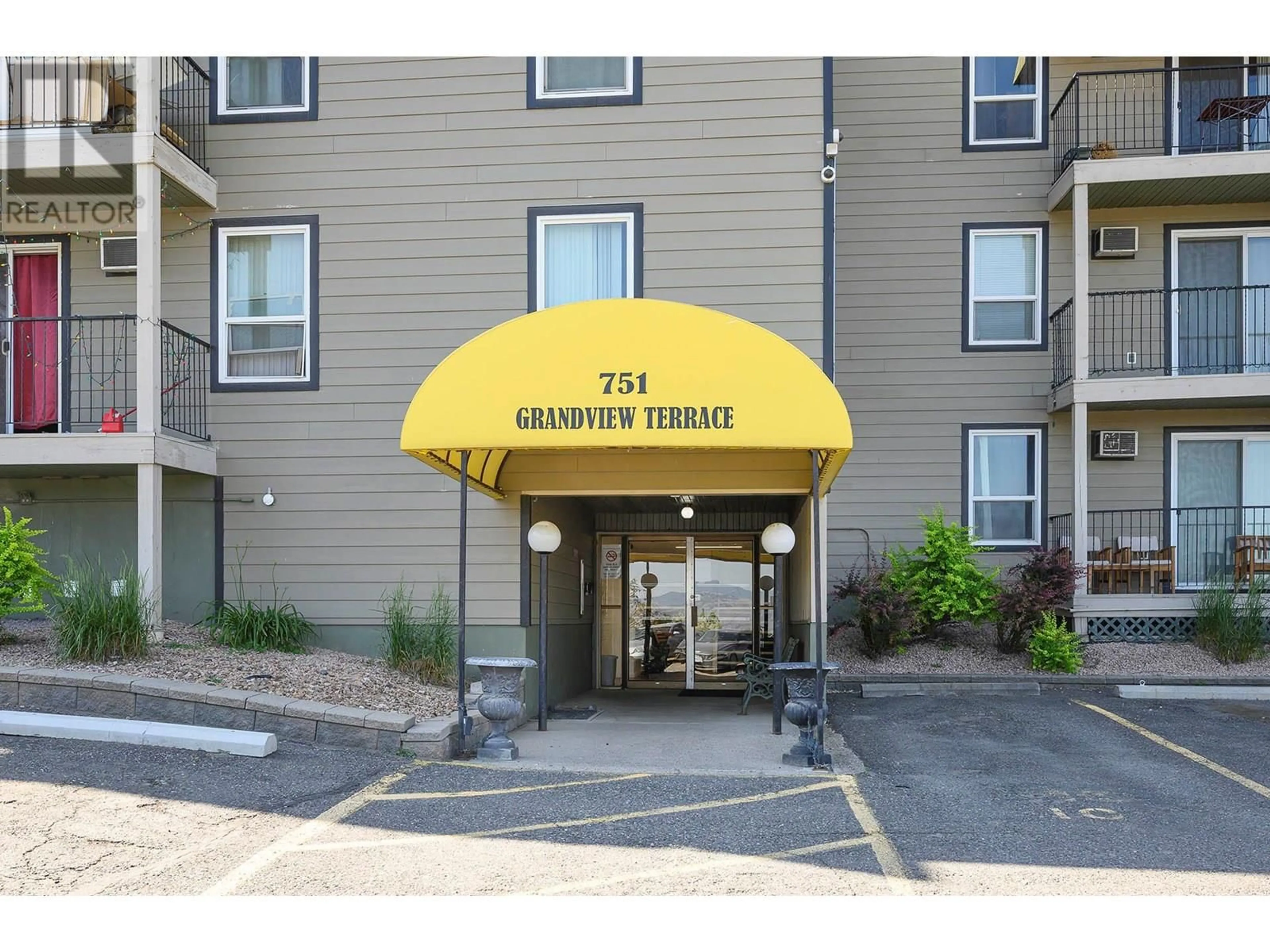 Indoor foyer for 204 - 751 GRANDVIEW TERRACE, Kamloops British Columbia V2C6C9