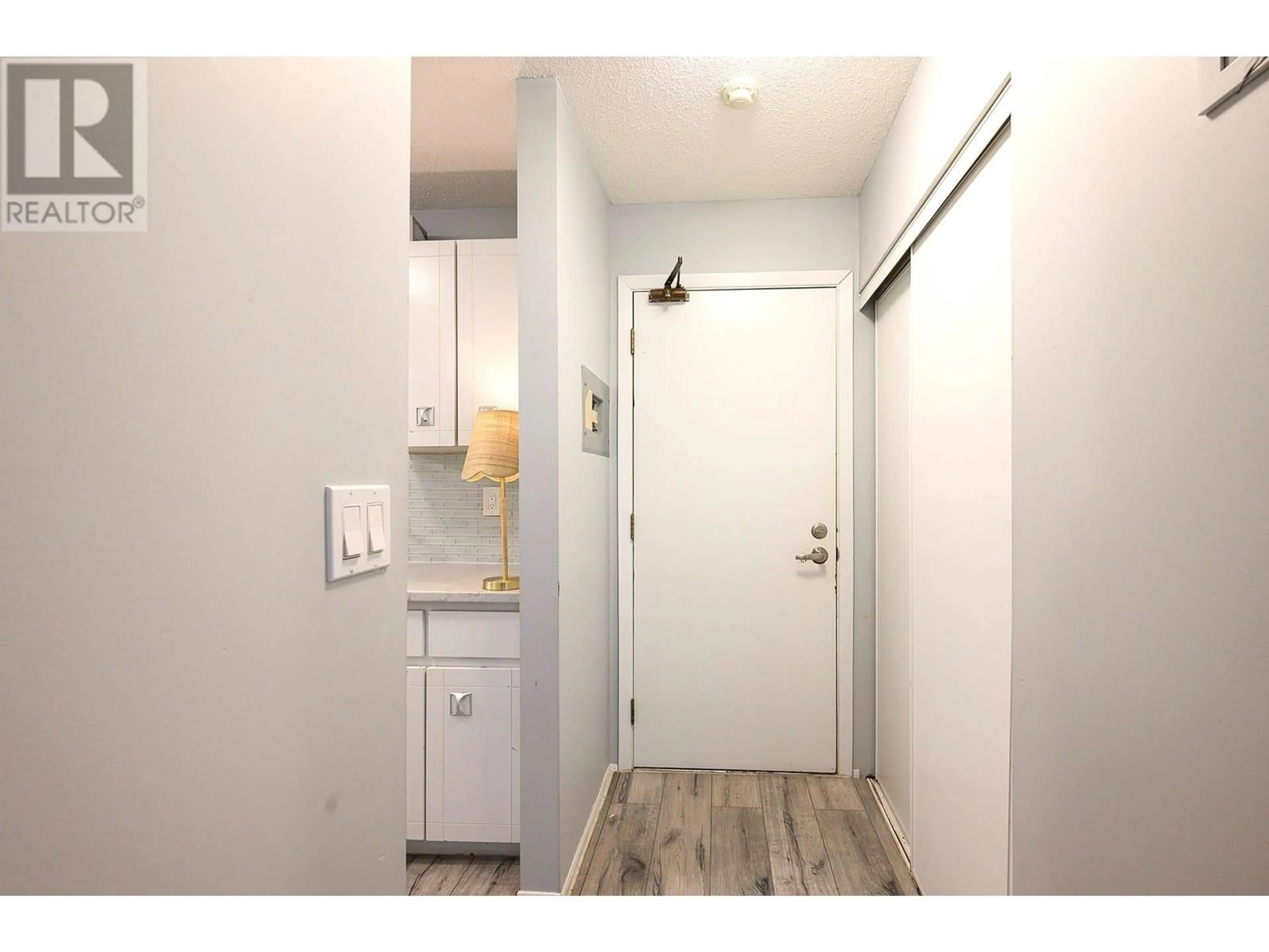 Indoor entryway for 204 - 751 GRANDVIEW TERRACE, Kamloops British Columbia V2C6C9