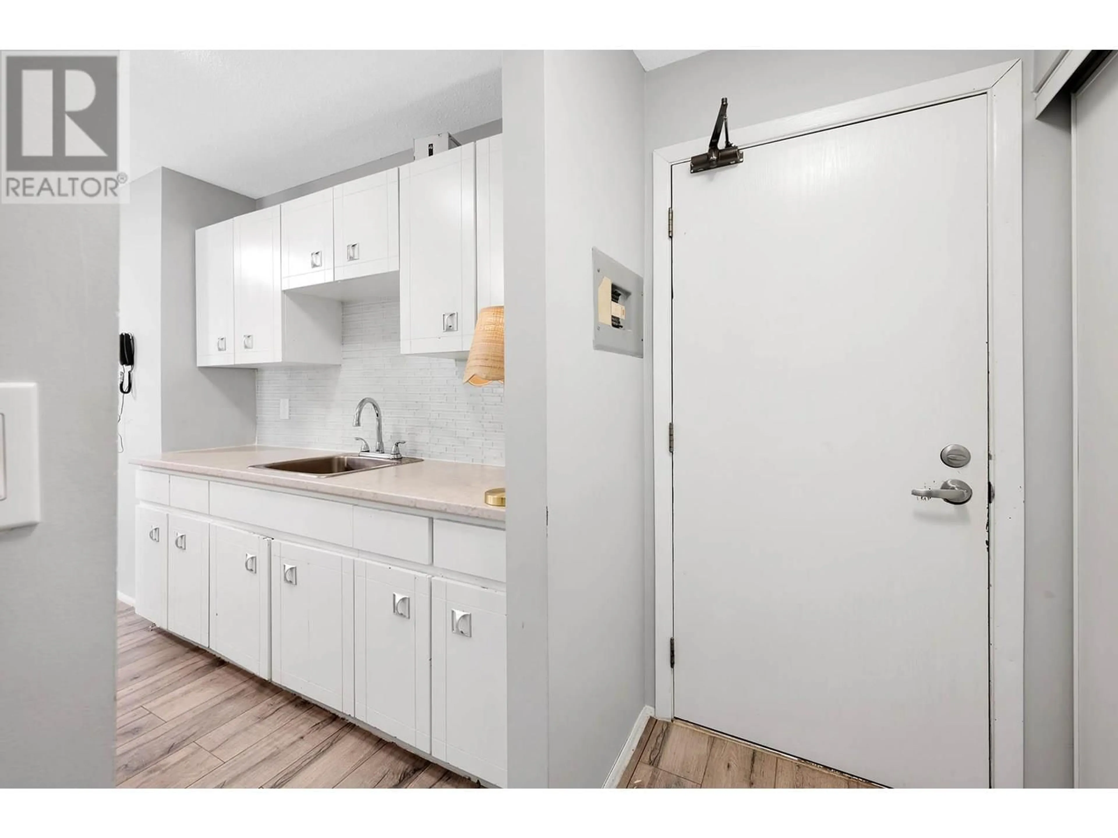 Standard kitchen, unknown for 204 - 751 GRANDVIEW TERRACE, Kamloops British Columbia V2C6C9