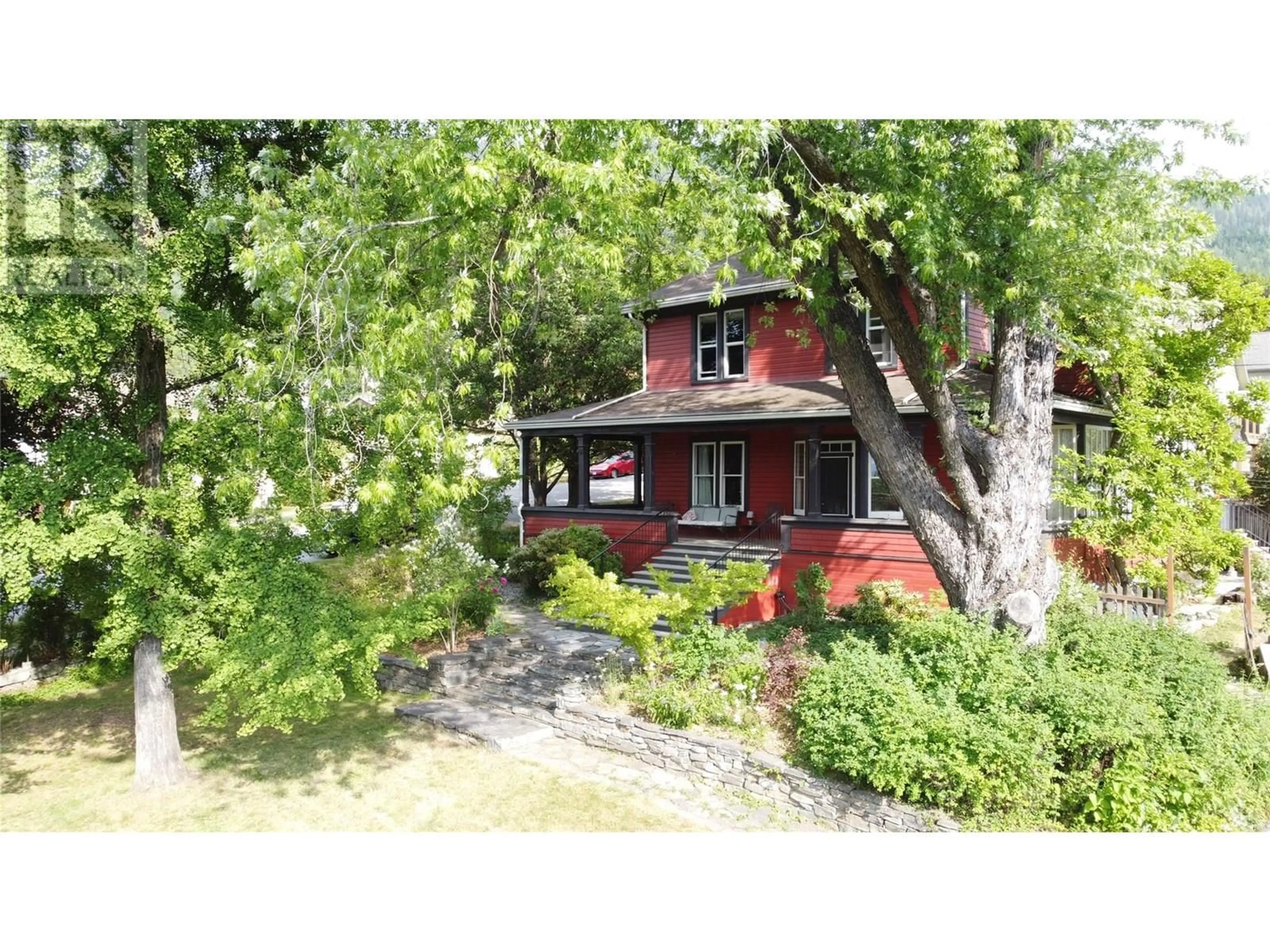 A pic from outside/outdoor area/front of a property/back of a property/a pic from drone, street for 424 OBSERVATORY STREET, Nelson British Columbia V1L4Y6