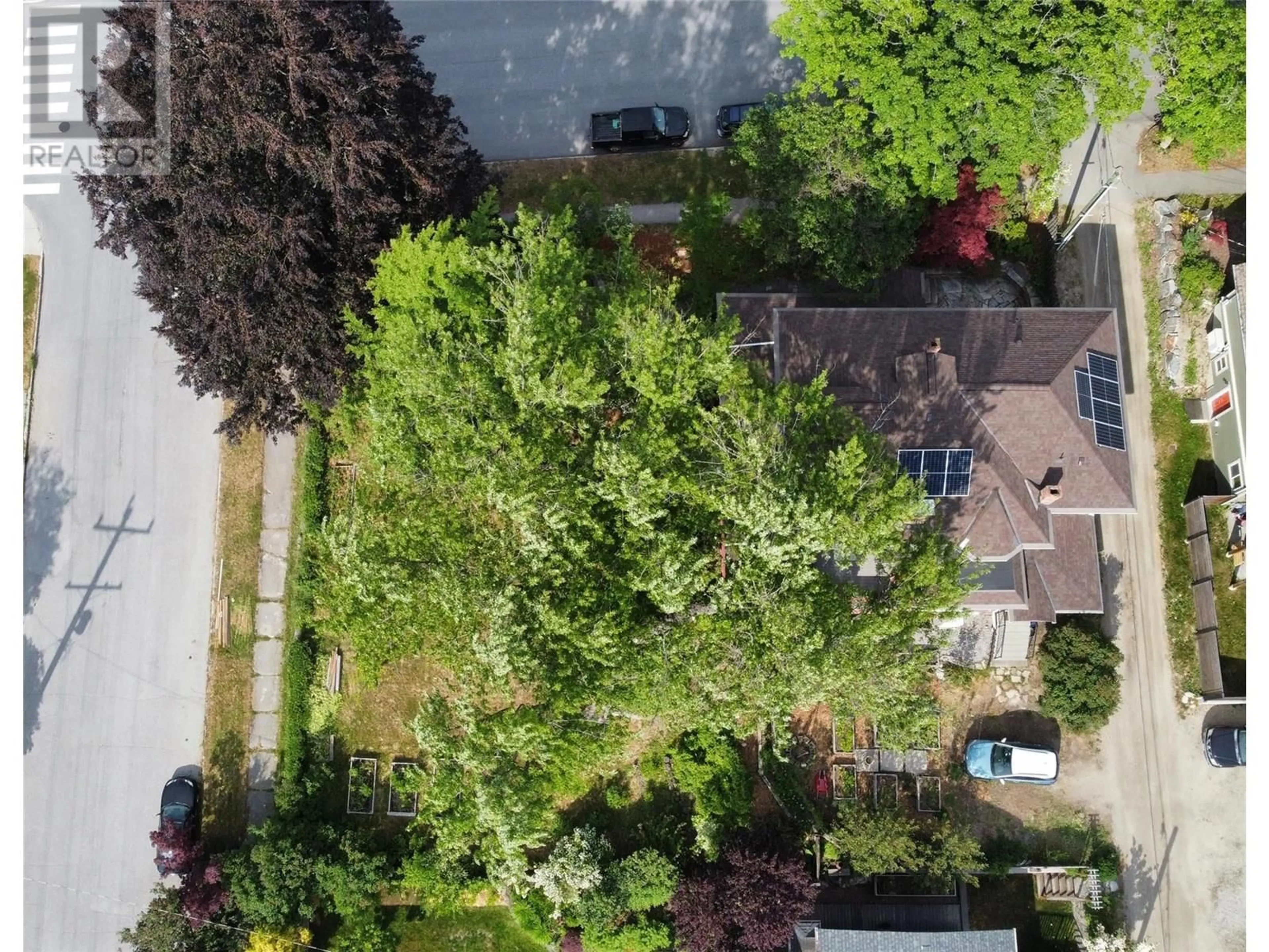 A pic from outside/outdoor area/front of a property/back of a property/a pic from drone, street for 424 OBSERVATORY STREET, Nelson British Columbia V1L4Y6