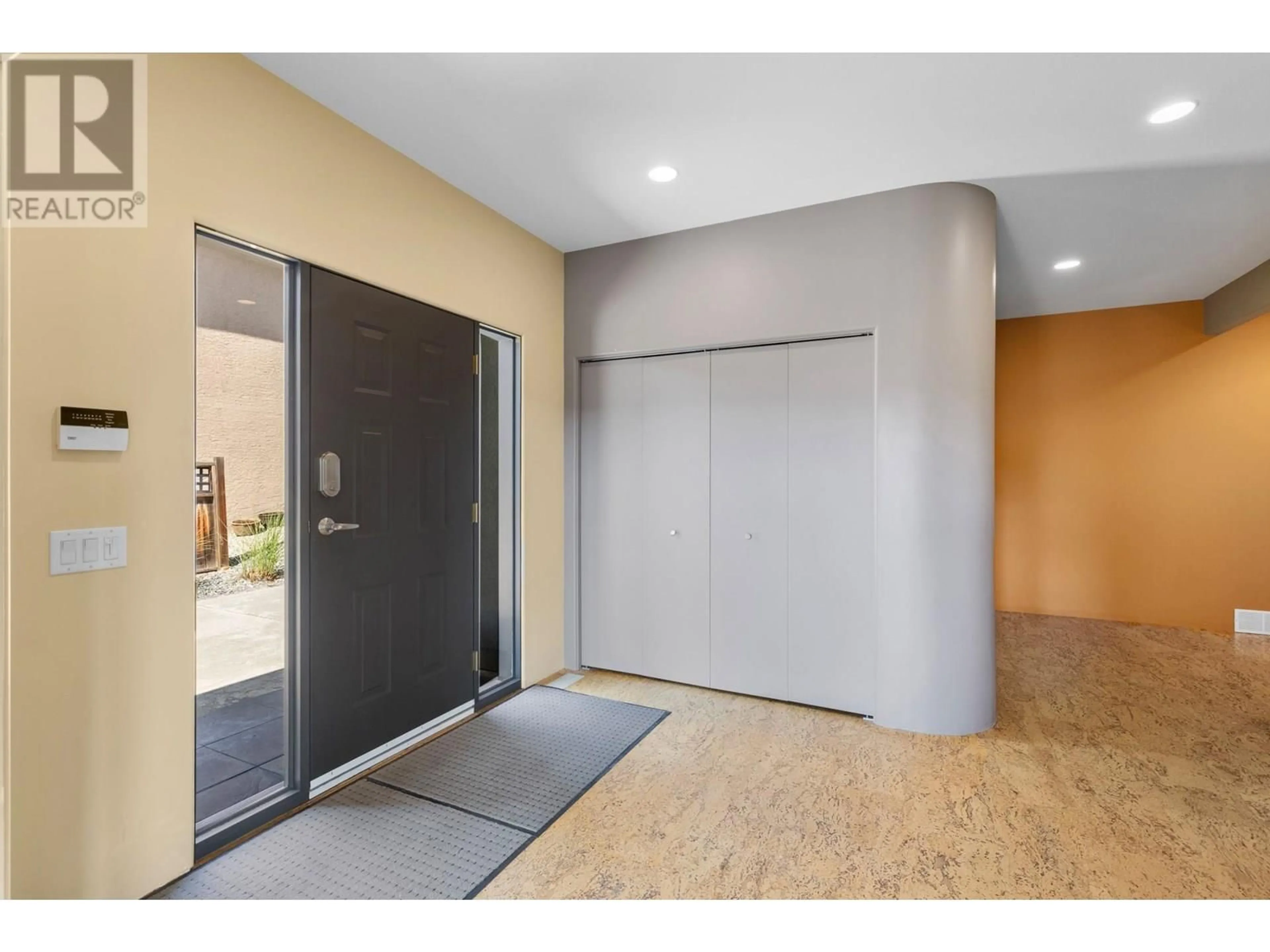 Indoor foyer for 2111 LILLOOET CRESCENT, Kelowna British Columbia V1V1Y2