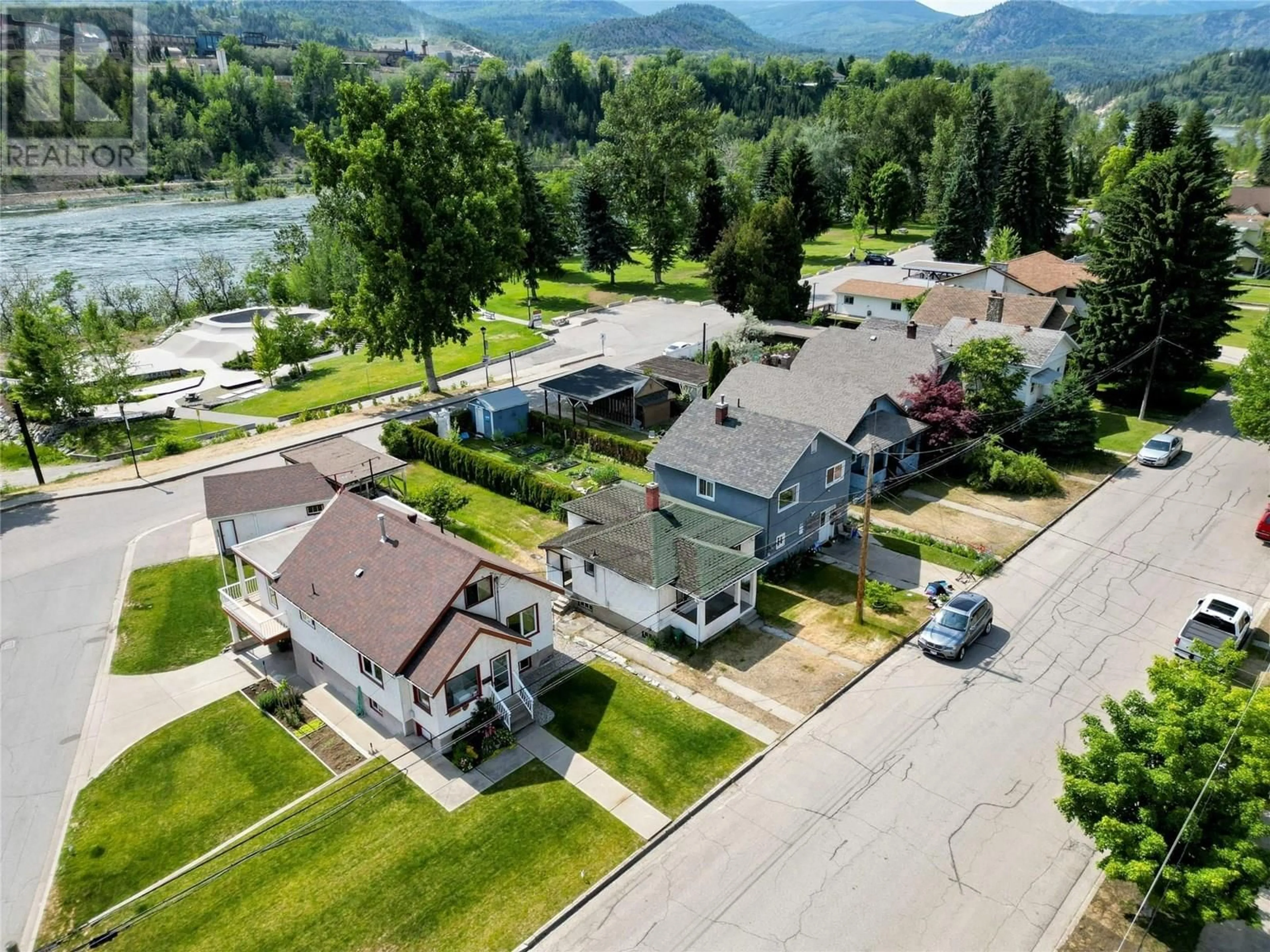 A pic from outside/outdoor area/front of a property/back of a property/a pic from drone, unknown for 1192 COLUMBIA AVENUE, Trail British Columbia V1R1J2